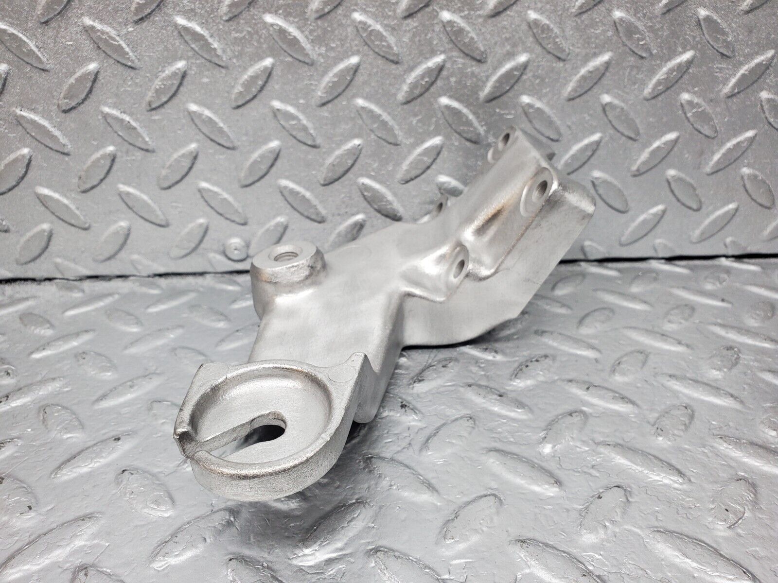 45923 Mercedes-Benz W126 420SE Engine Mount Bracket Left Side 1162235404