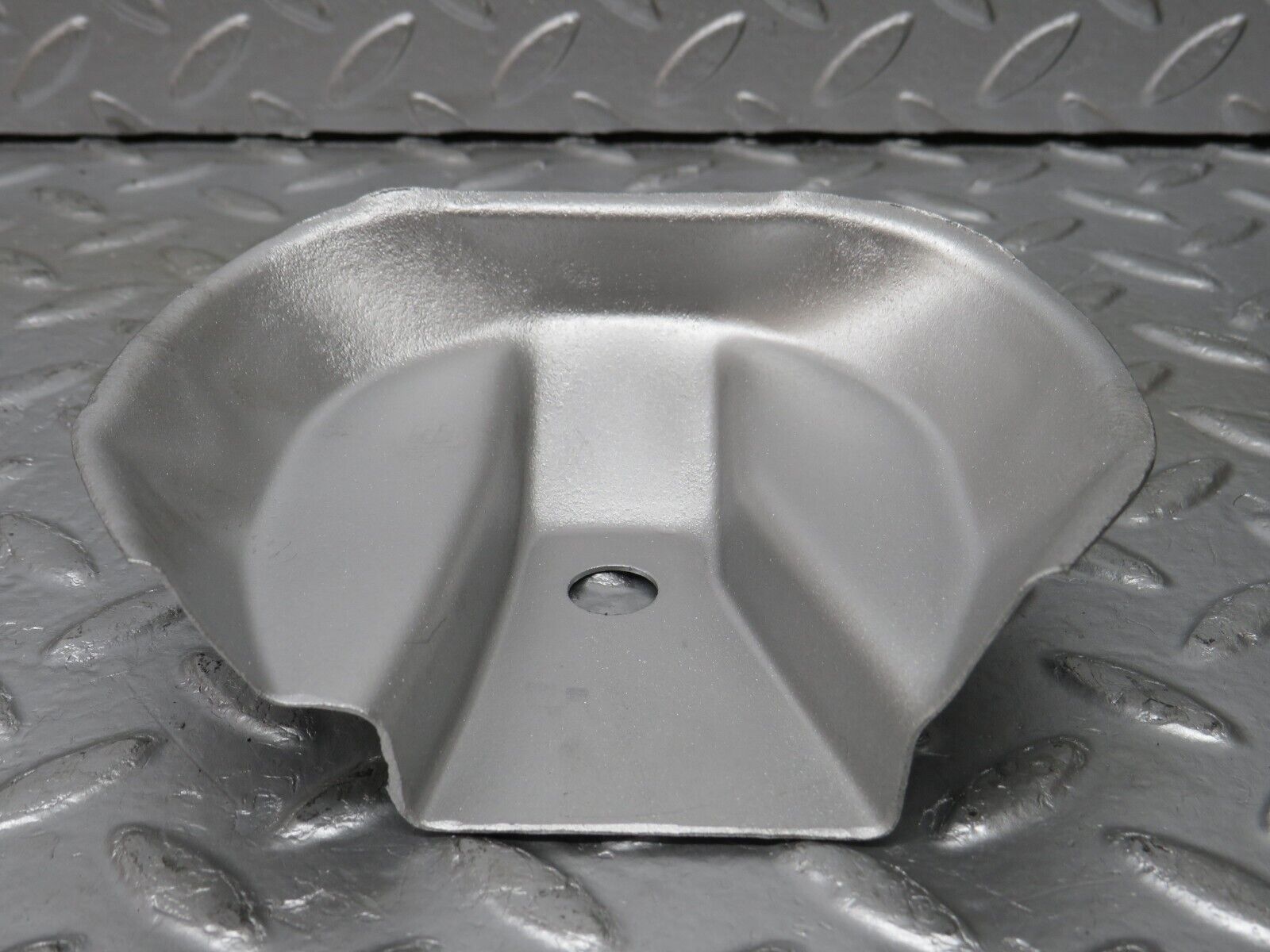 32991 Mercedes-Benz C107 R107 350 V8 Engine Mount Bracket