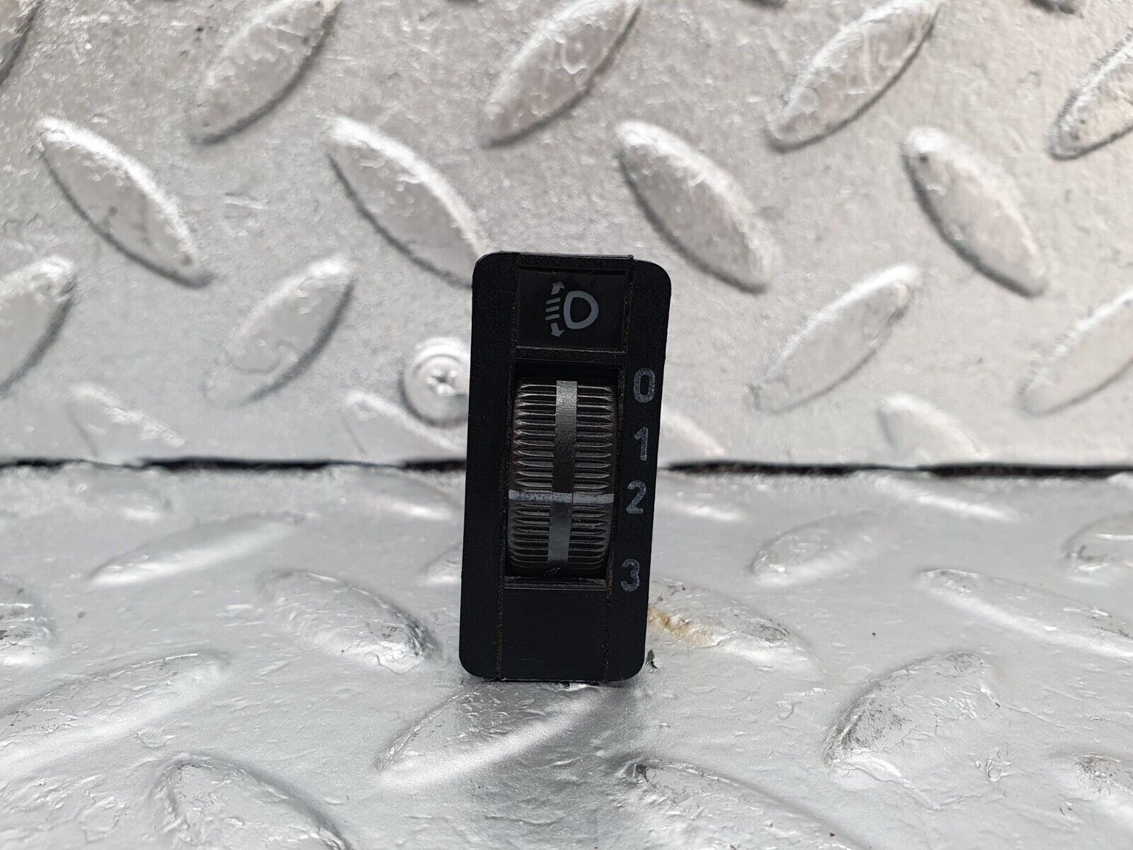 44114 Mercedes-Benz C123 230CE Coupe Headlight Level Switch 0008000473