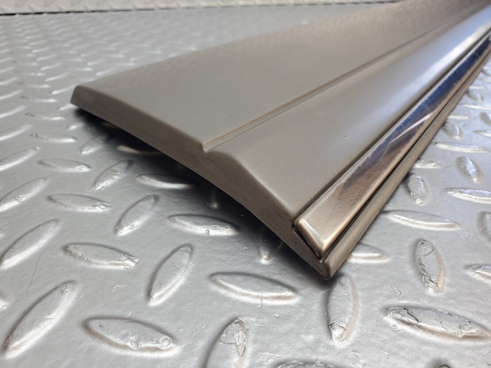 45704 Mercedes-Benz W126 420SE Front Right Door Moulding Trim 1266903840