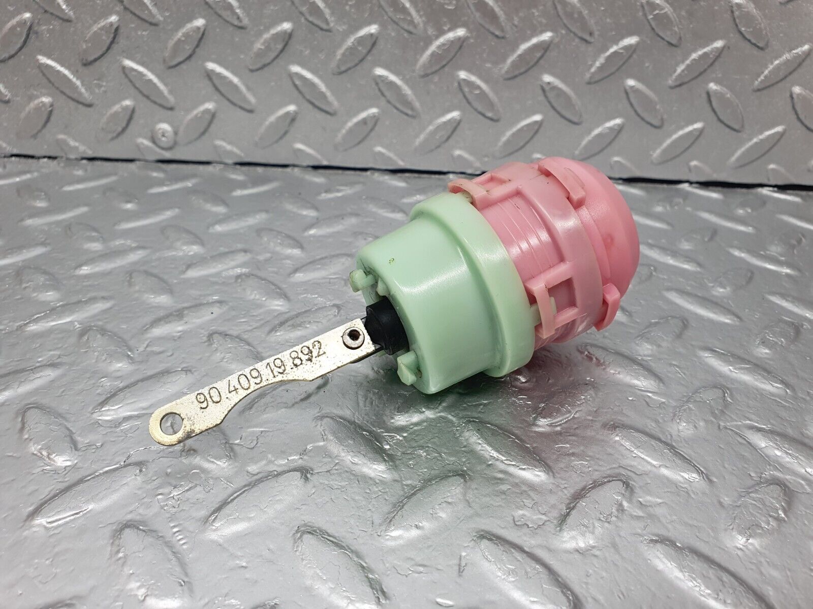 43538 Mercedes-Benz C126 380SEC Coupe Heater Box Vacuum Actuator 90.620.00.070