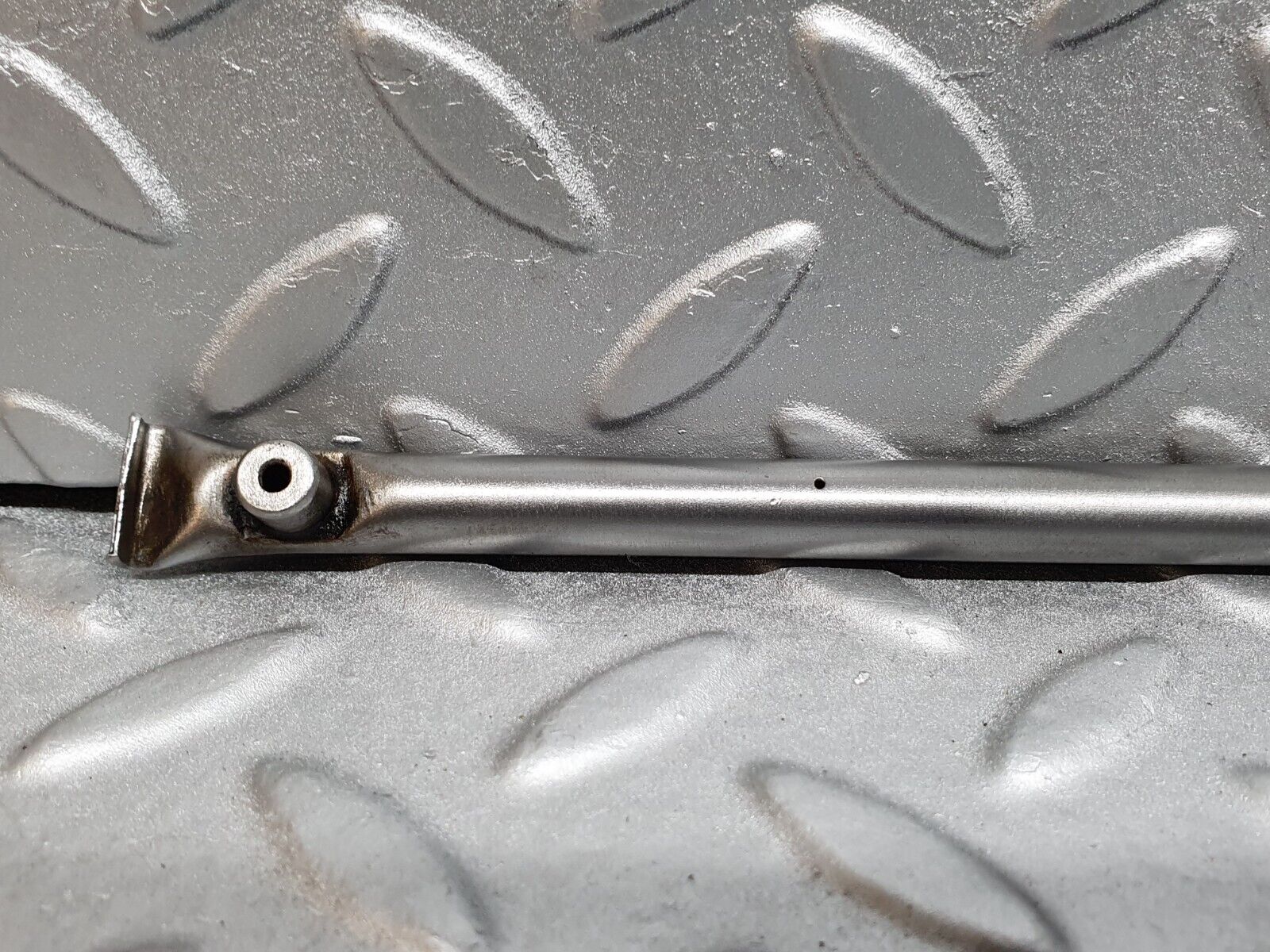 43072 Mercedes-Benz W123 Camshaft Oil Tube