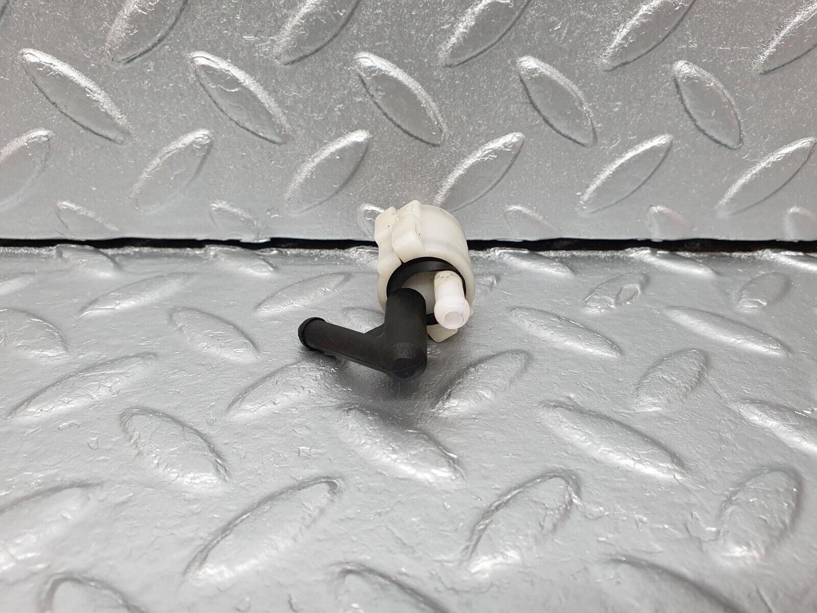 41653 Mercedes-Benz W124 200E Windscreen Washer Fluid Distributor