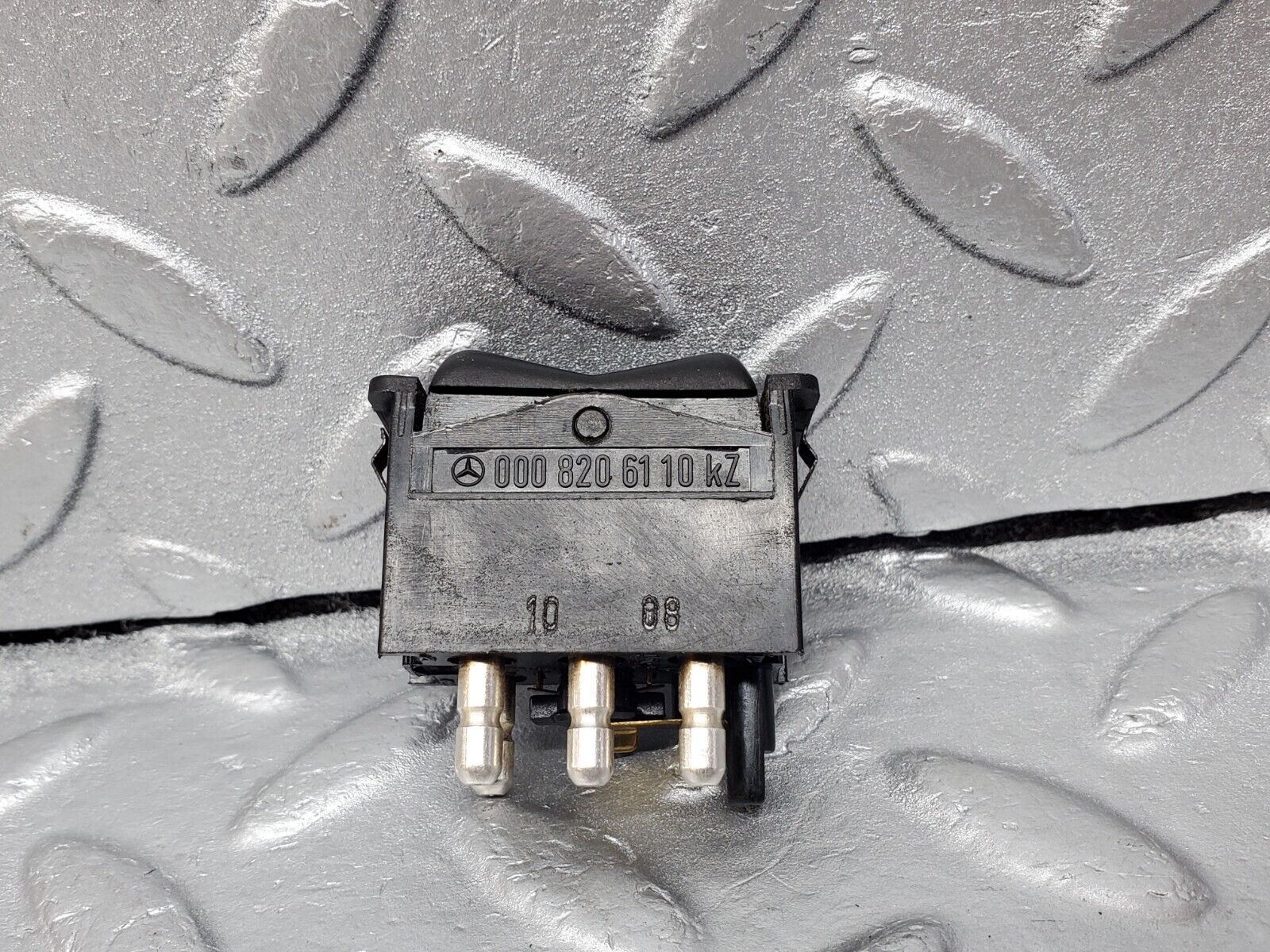 45656 Mercedes-Benz W126 420SE Rear Windscreen Defroster Switch 0008206110