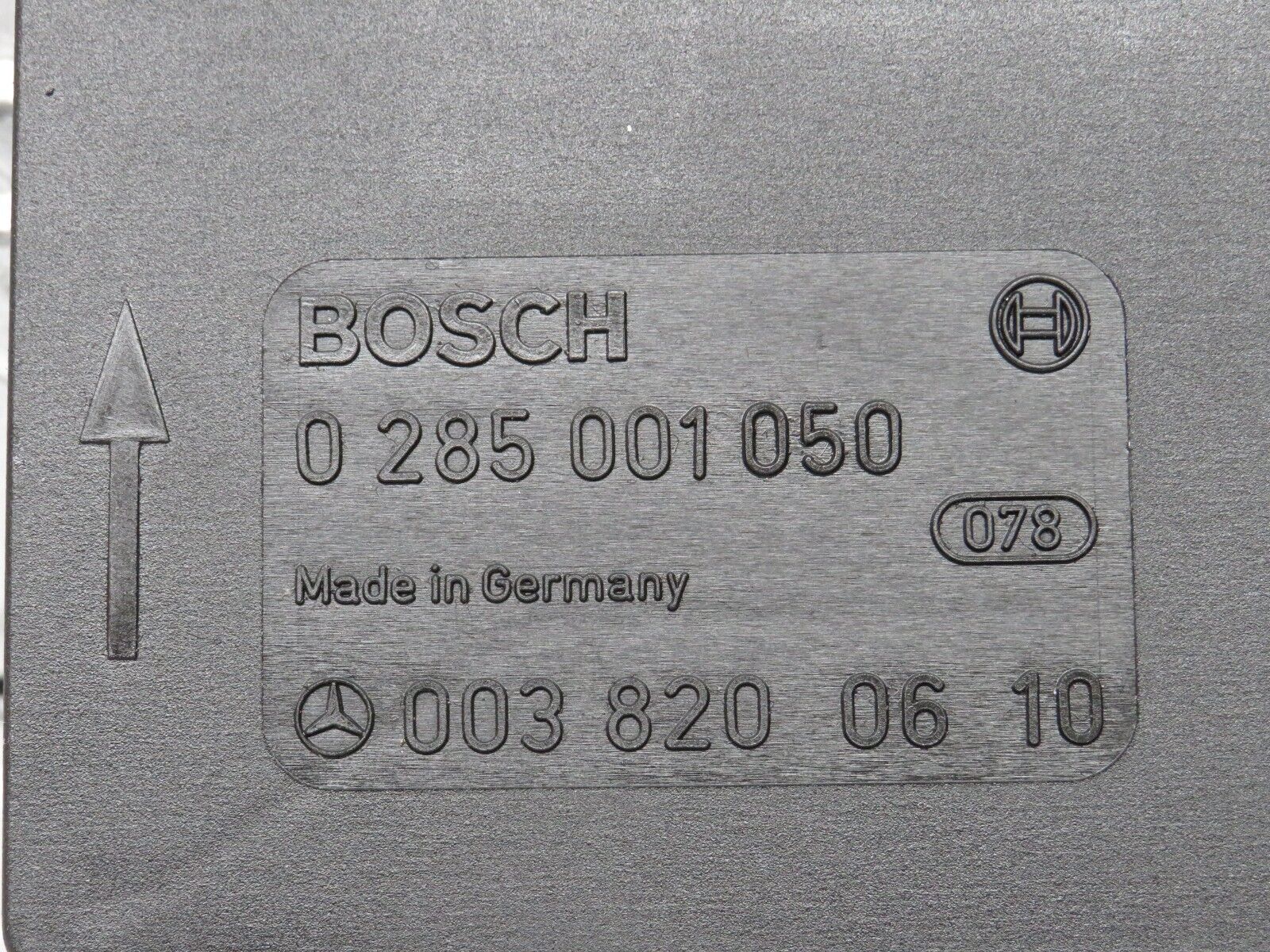 39100 Mercedes-Benz R107 500SL Crash Sensor Bosch 0038200610 0285001050