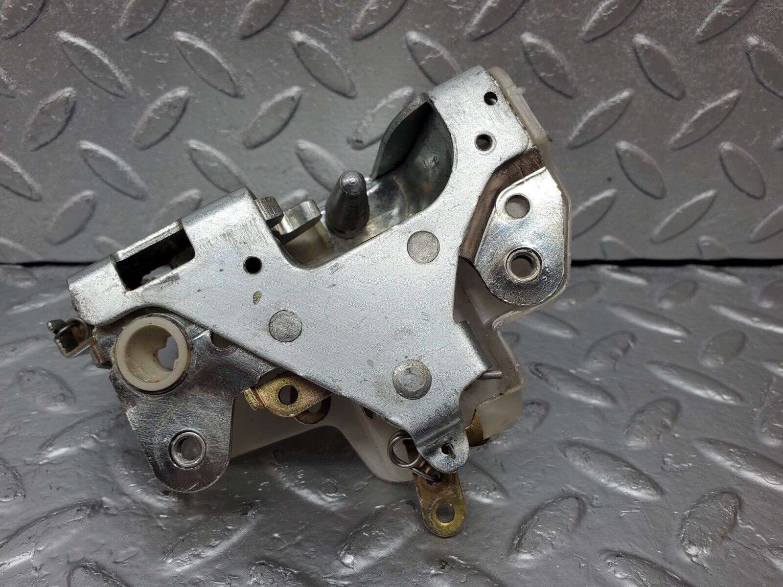 45621 Mercedes-Benz W126 420SE Front Left Door Lock Mechanism 1237230108