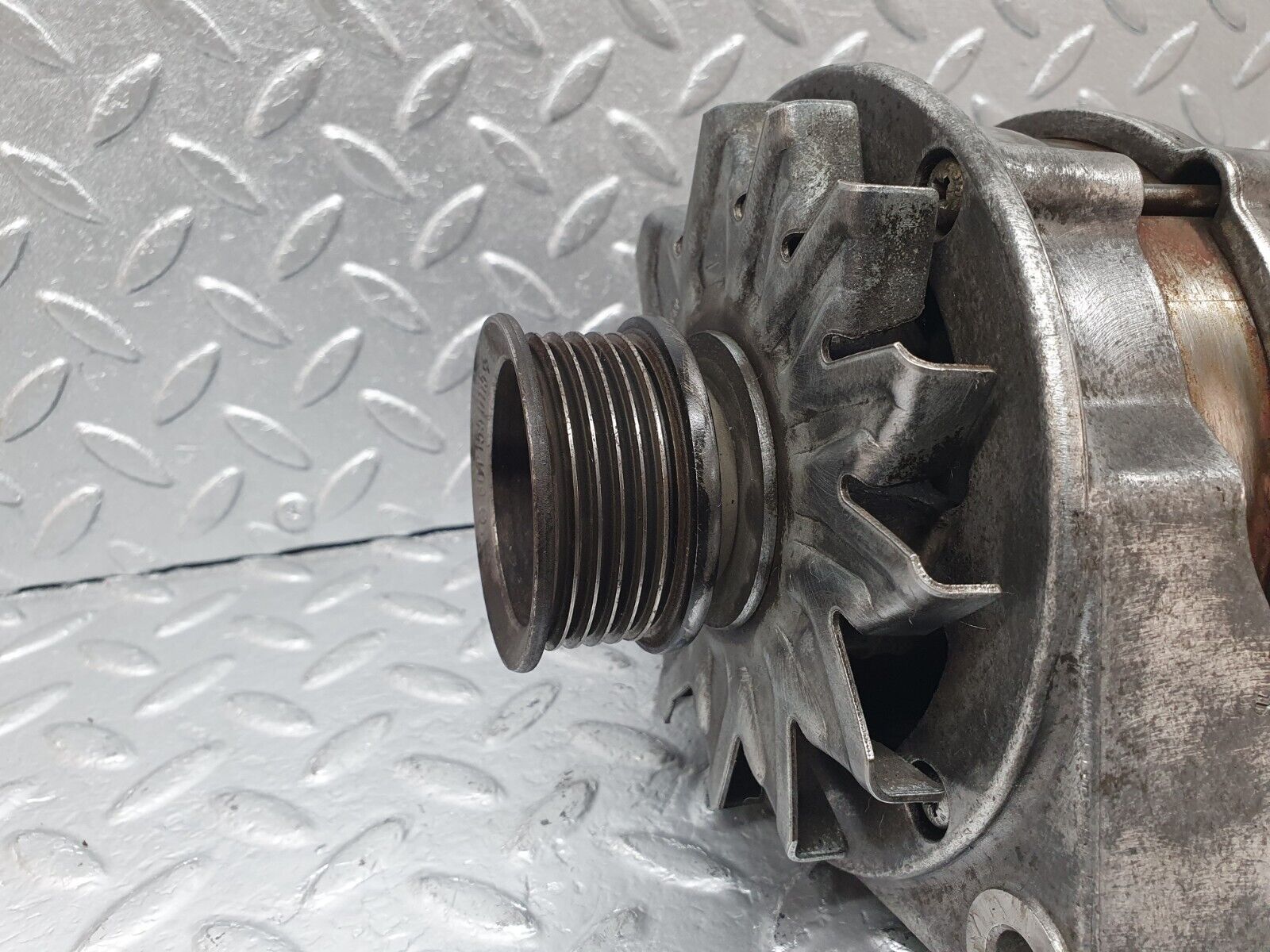 42738 Mercedes-Benz W201 190 2.0L Alternator Generator 0986033740 0120489324 6011550115