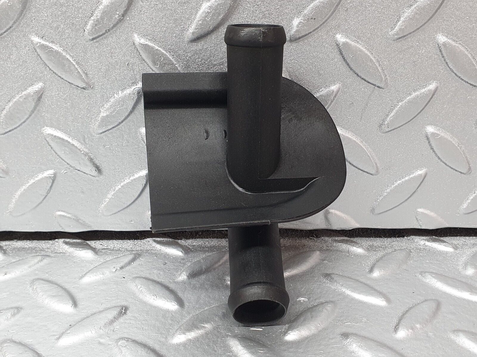 42129 Mercedes-Benz W202 C200 Heater Hose Pipe Connector 2028321215