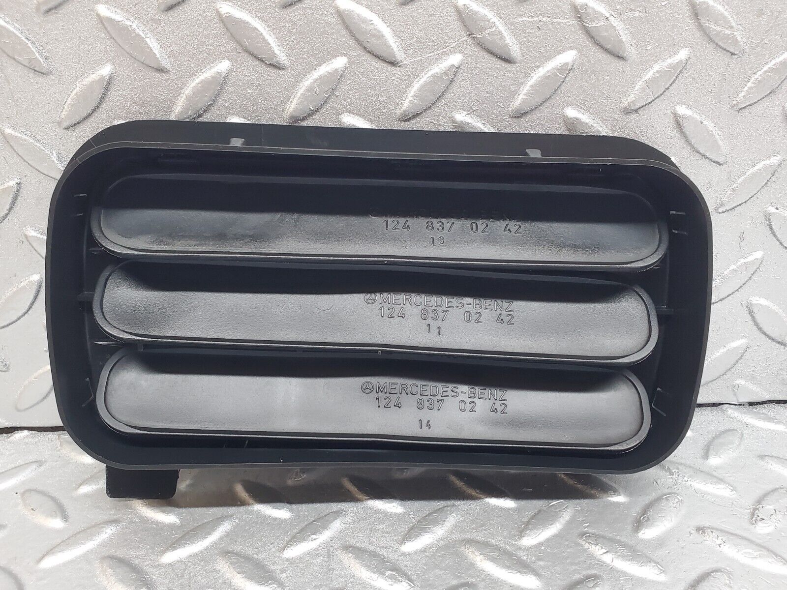 44735 Mercedes-Benz W124 220E Rear Air Intake Vent Left 1248370230 1248370242