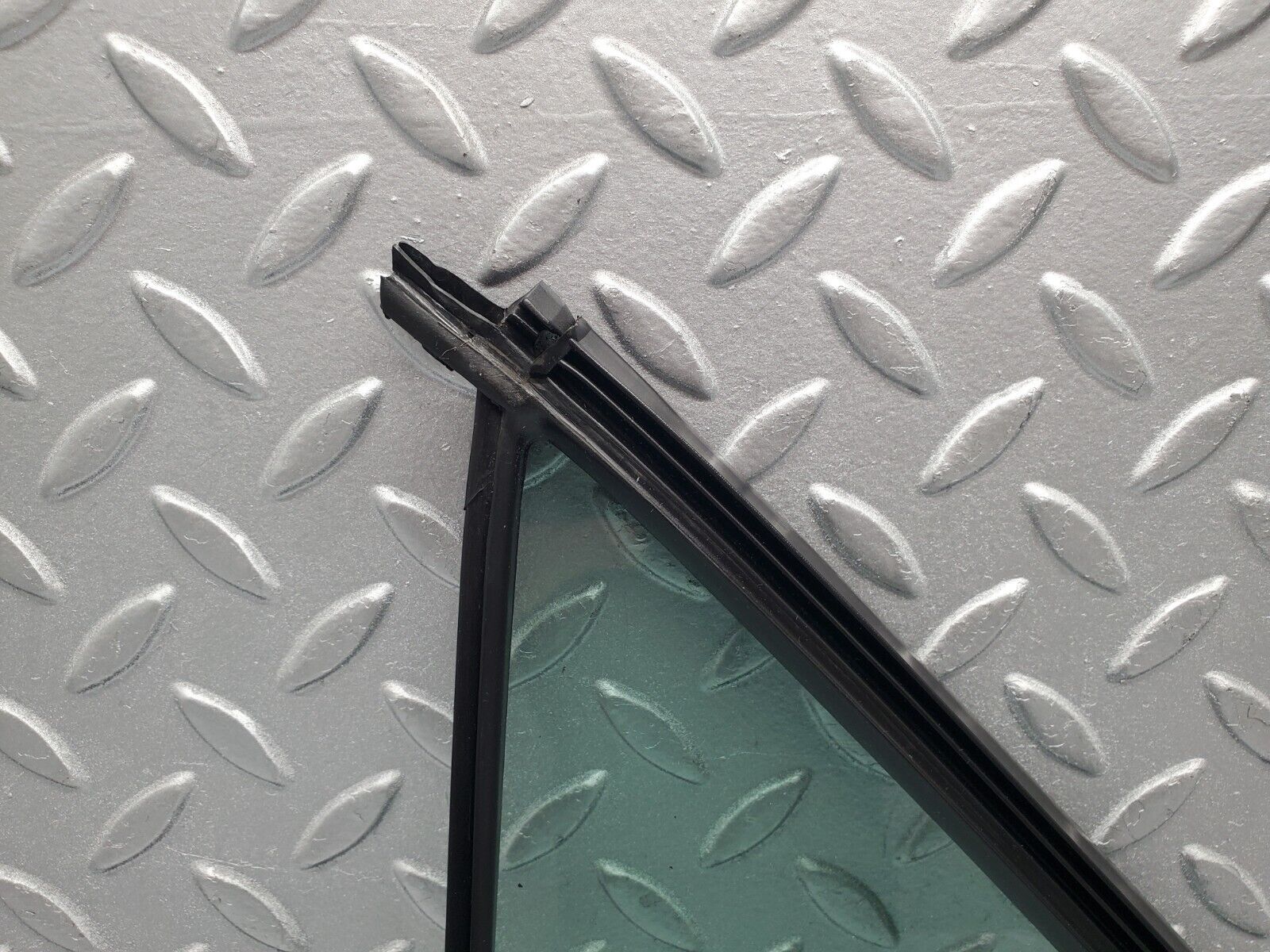 46249 Mercedes-Benz W124 280E Rear Right Quarter Window Glass 1247350624