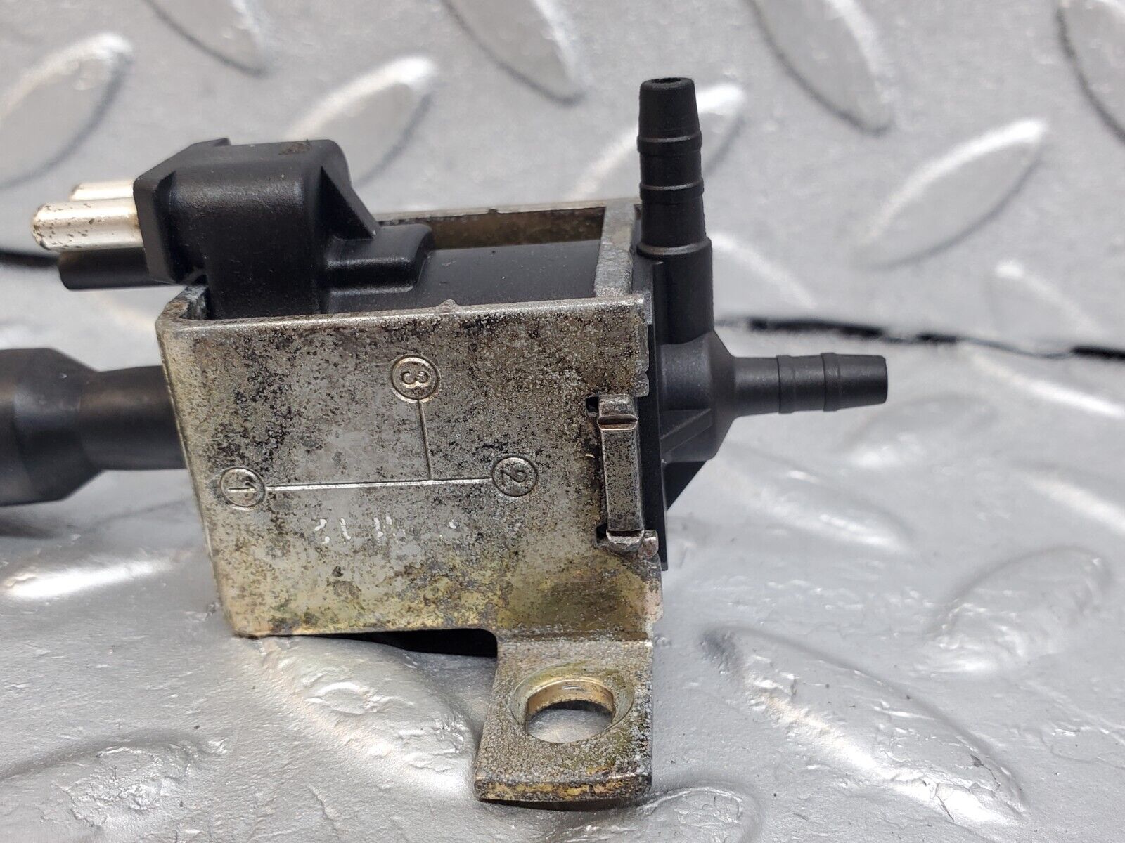 44707 Mercedes-Benz W124 220E Vacuum Solenoid Binder 0015408697