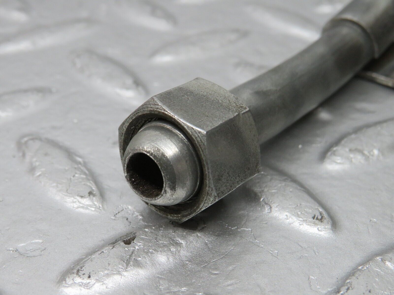 32836 Mercedes-Benz C107 R107 350 V8 Oil Pipe Hose