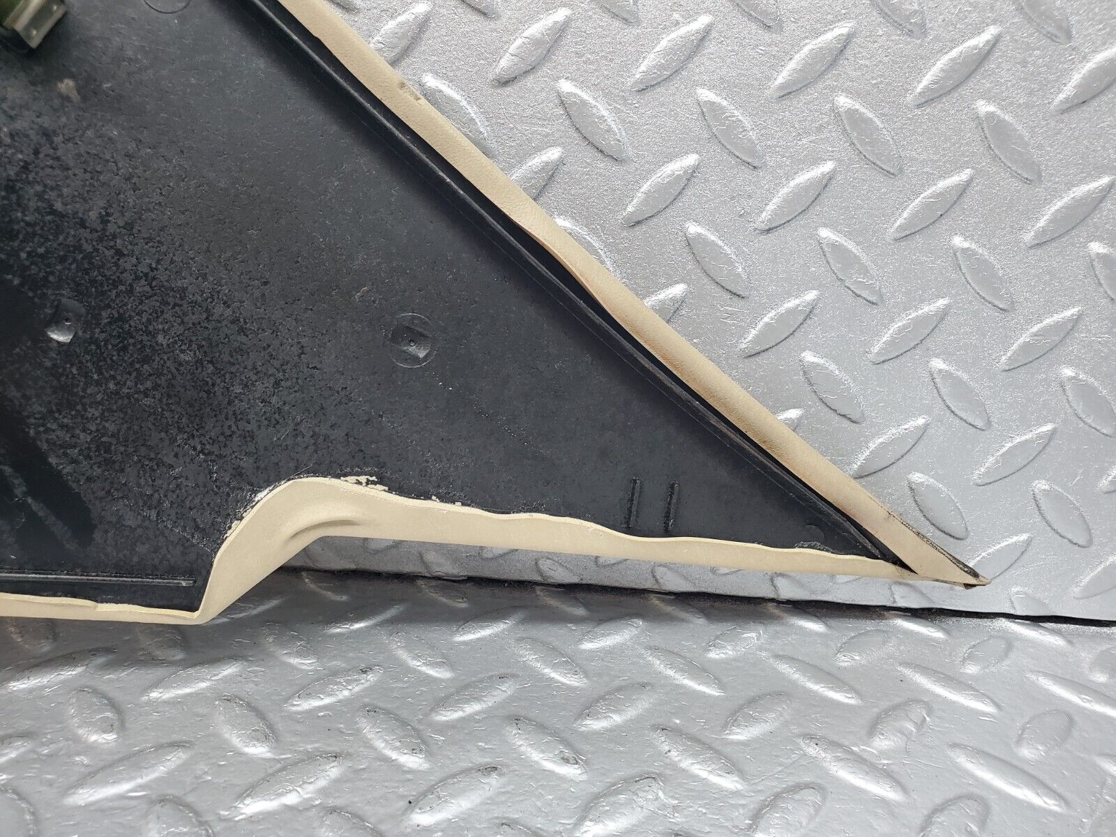 45771 Mercedes-Benz W126 420SE C Pillar Cover Left Side Beige 1266950344