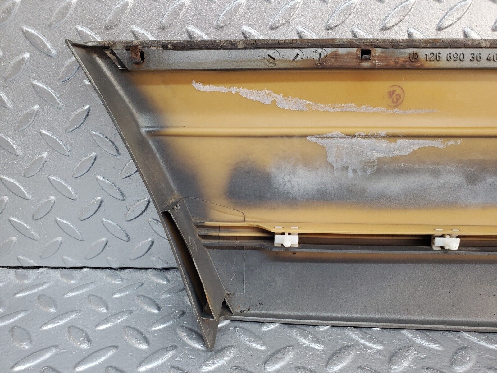 45702 Mercedes-Benz W126 420SE Front Right Fender Wing Moulding Trim 1266903640