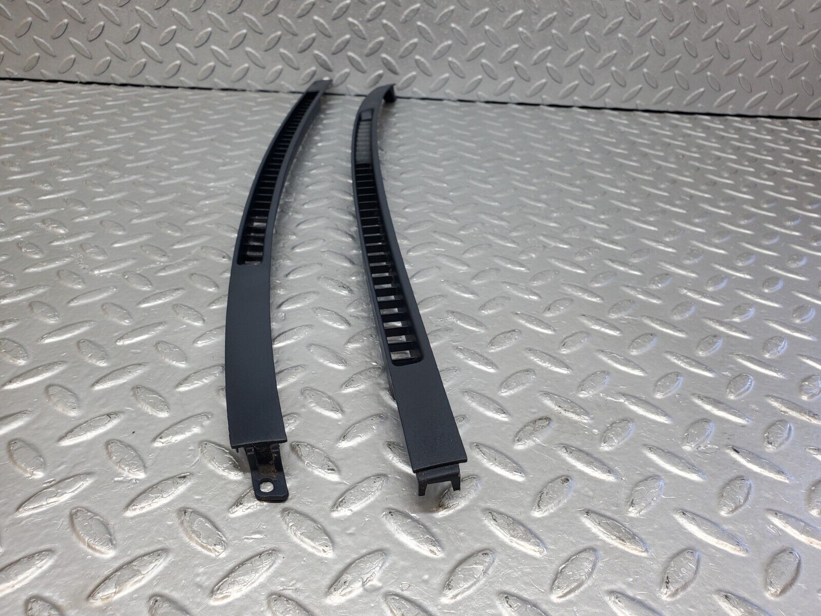 45048 Mercedes-Benz R129 300SL Coupe Windscreen Defroster Air Vent 1296890380 1296890480