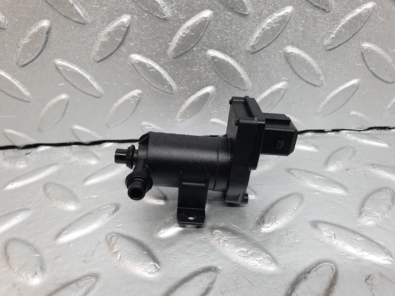 41923 Mercedes-Benz W202 C200 Heater Control Vacuum Valve 2028000178