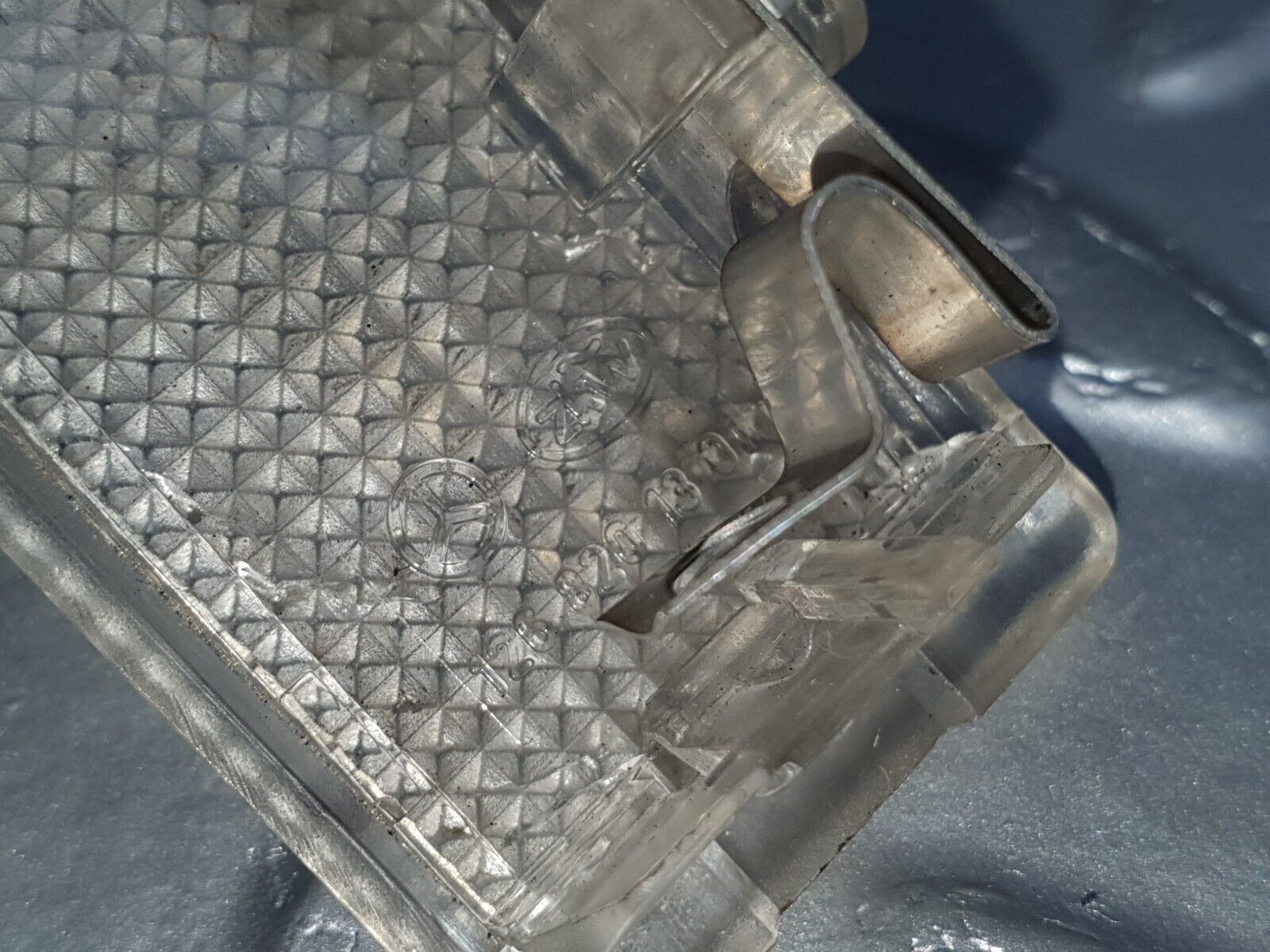 42044 Mercedes-Benz W202 C200 Glove Box Light 1268201301