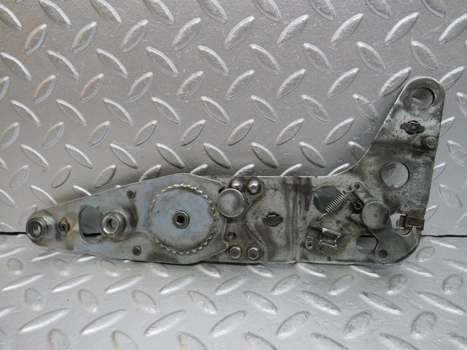 33208 Mercedes-Benz R107 Front Right Seat Hinge Pair 0009107585 0009108086