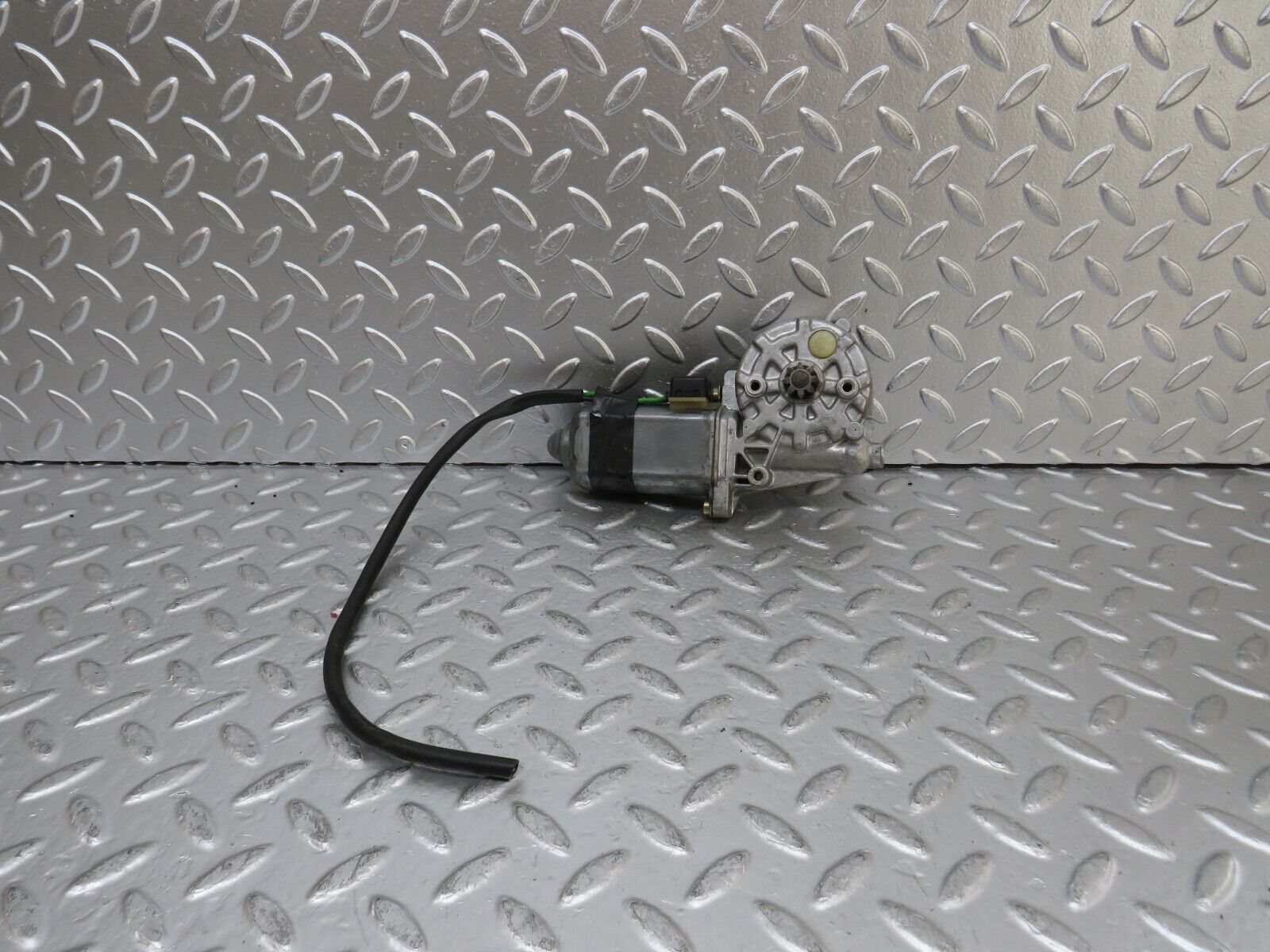 25091 Mercedes-Benz C107 Rear Left Window Regulator Motor 0130821017
