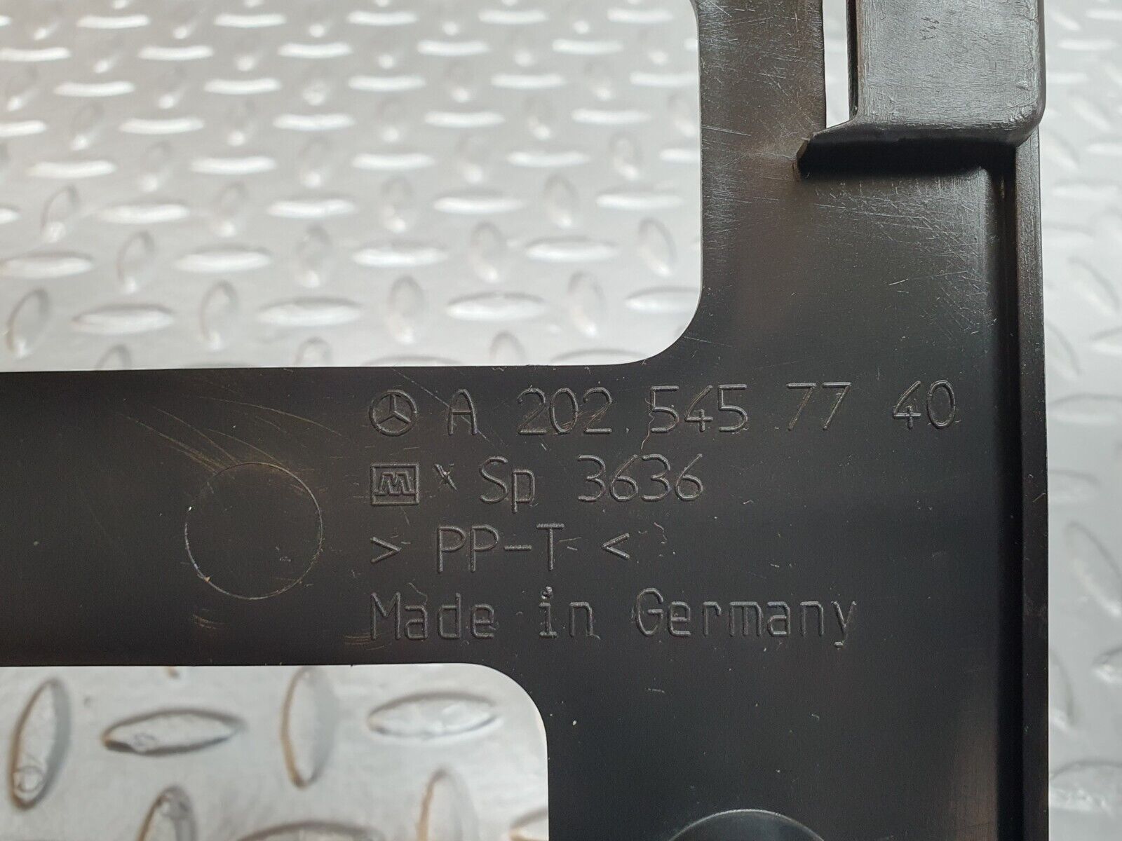 41754 Mercedes-Benz W202 C200 Rear Deck Bracket 2025457740