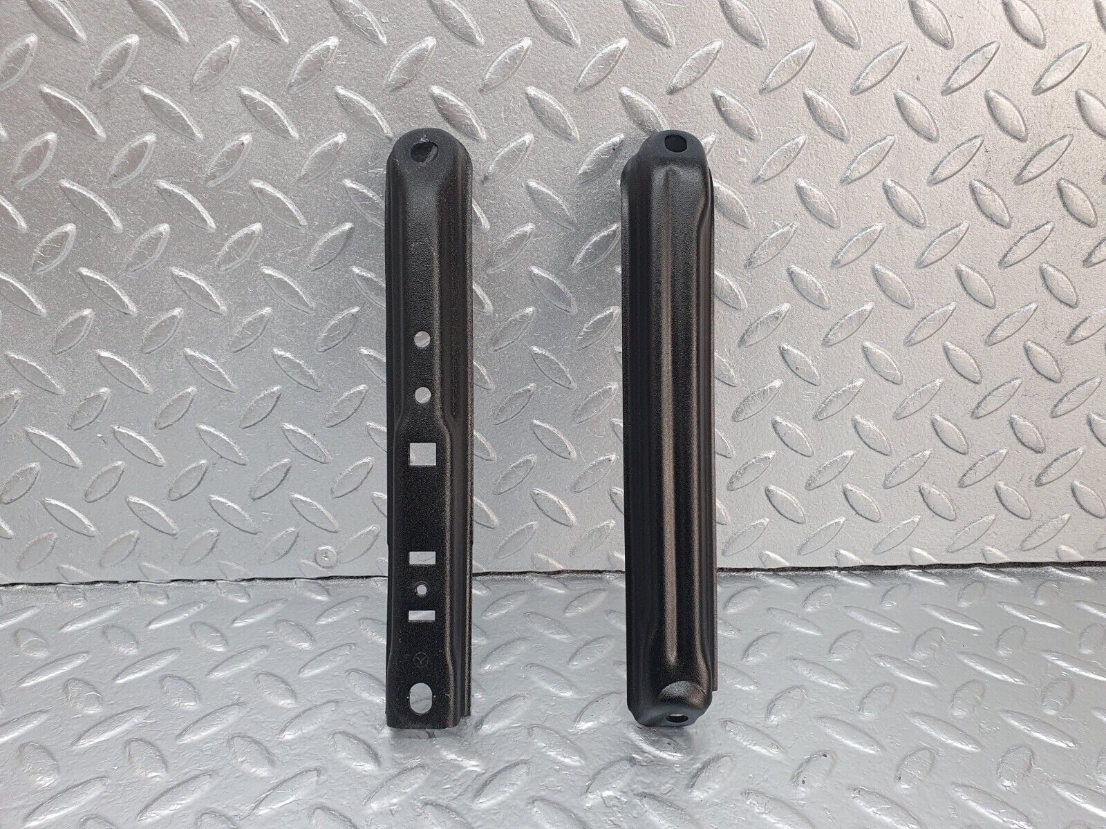 42831 Mercedes-Benz W201 190 2.0L Air Intake Manifold Bracket