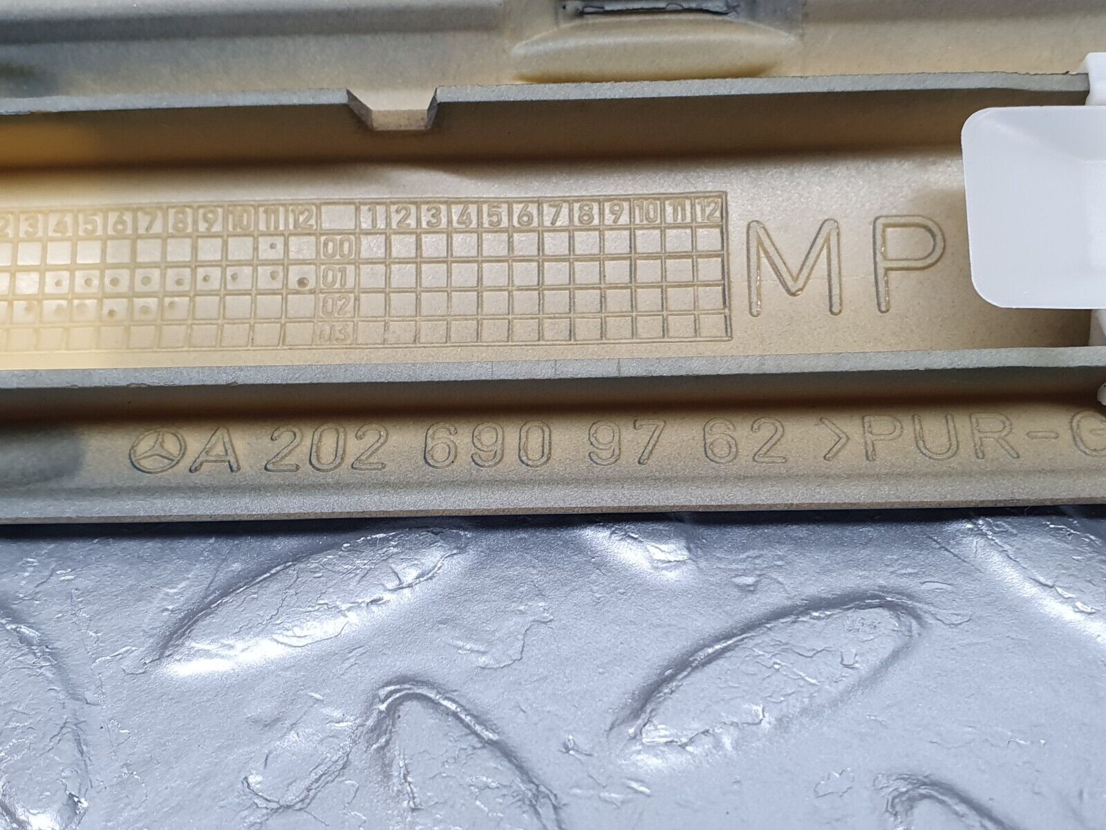 41807 Mercedes-Benz W202 C200 Rear Left Door Centre Moulding Trim 2026909762