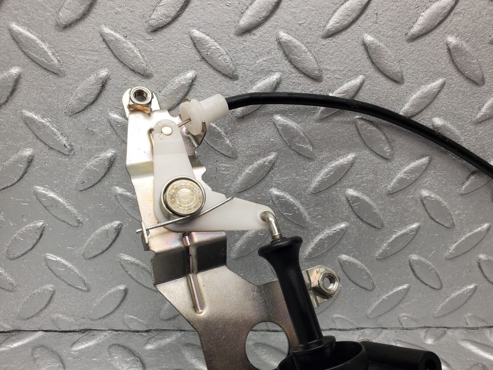 46949 Mercedes-Benz R129 320SL Coupe Trunk Lock Vacuum Actuator