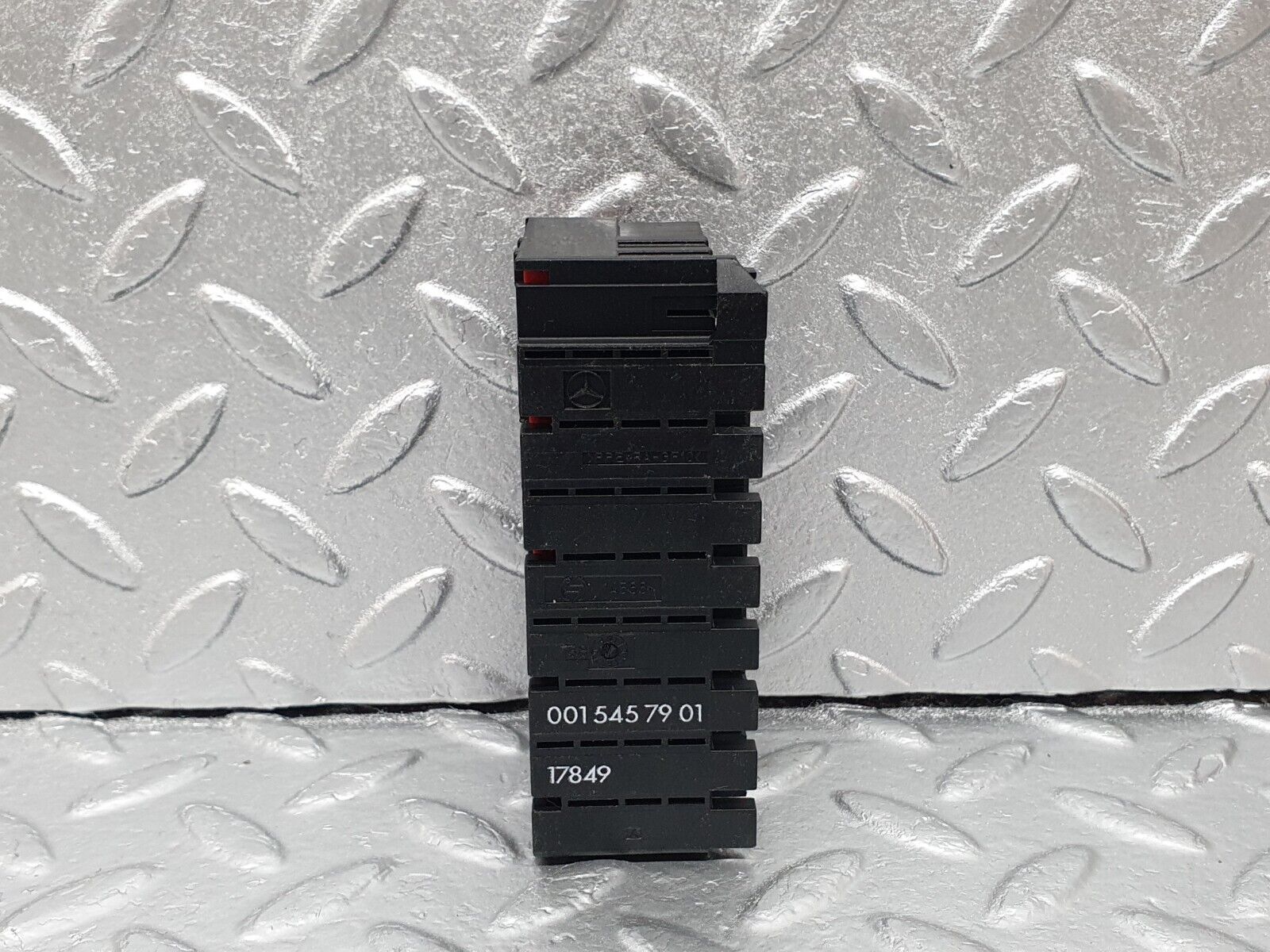 42099 Mercedes-Benz W202 C200 Fuse Box Fuse Holder 0015457901