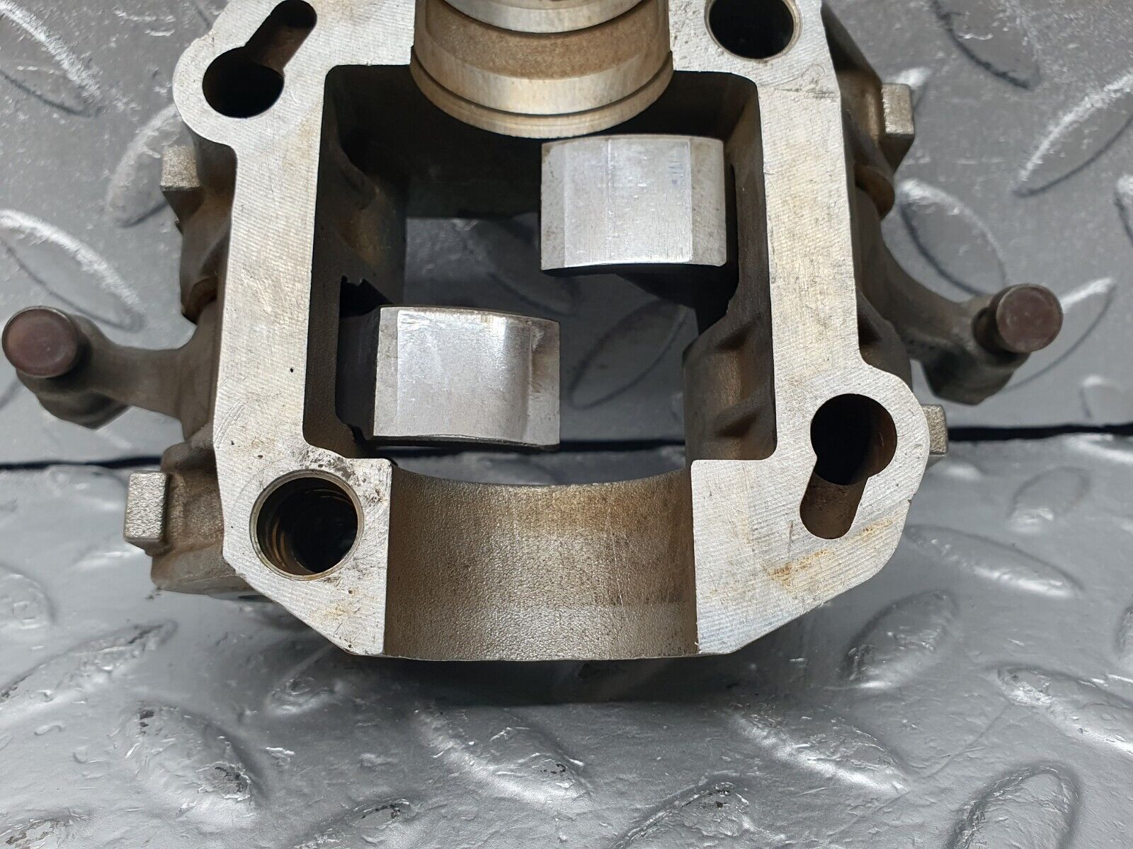 44010 Mercedes-Benz C123 230CE Rocker Arms Camshaft Bearing Block 1020512110