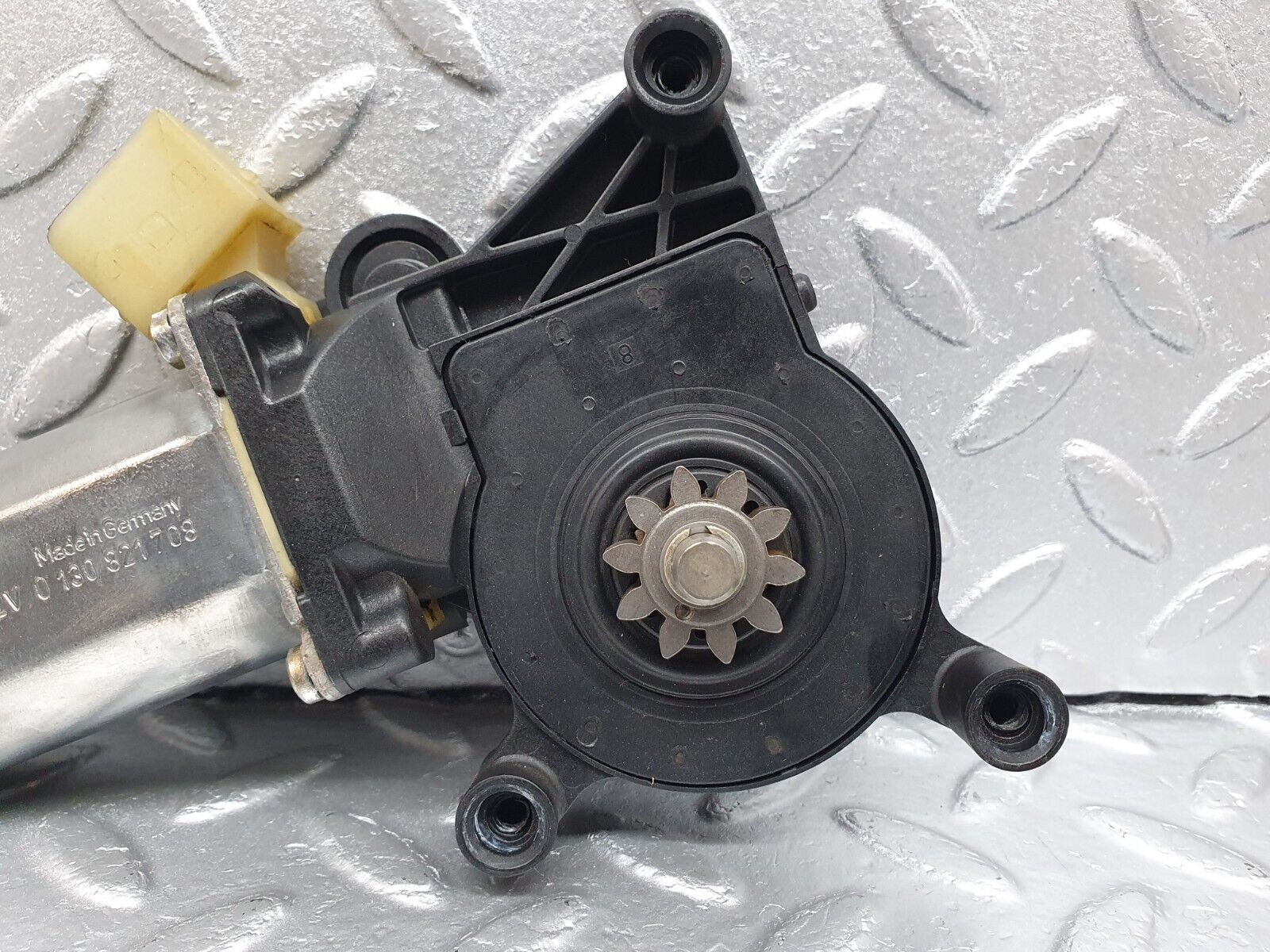 41911 Mercedes-Benz W202 C200 Window Regulator Motor Front Left Bosch 0130821703