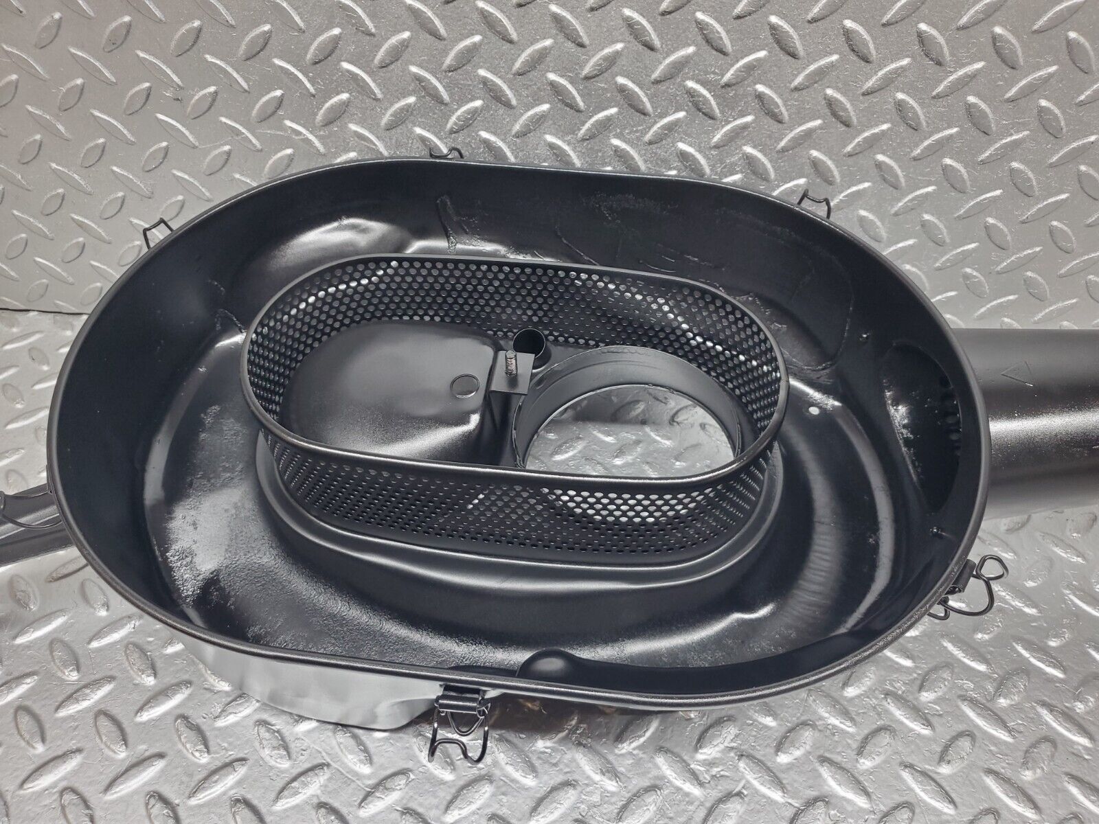 44470 Mercedes-Benz W123 280E Air Filter Box Housing 0110949702