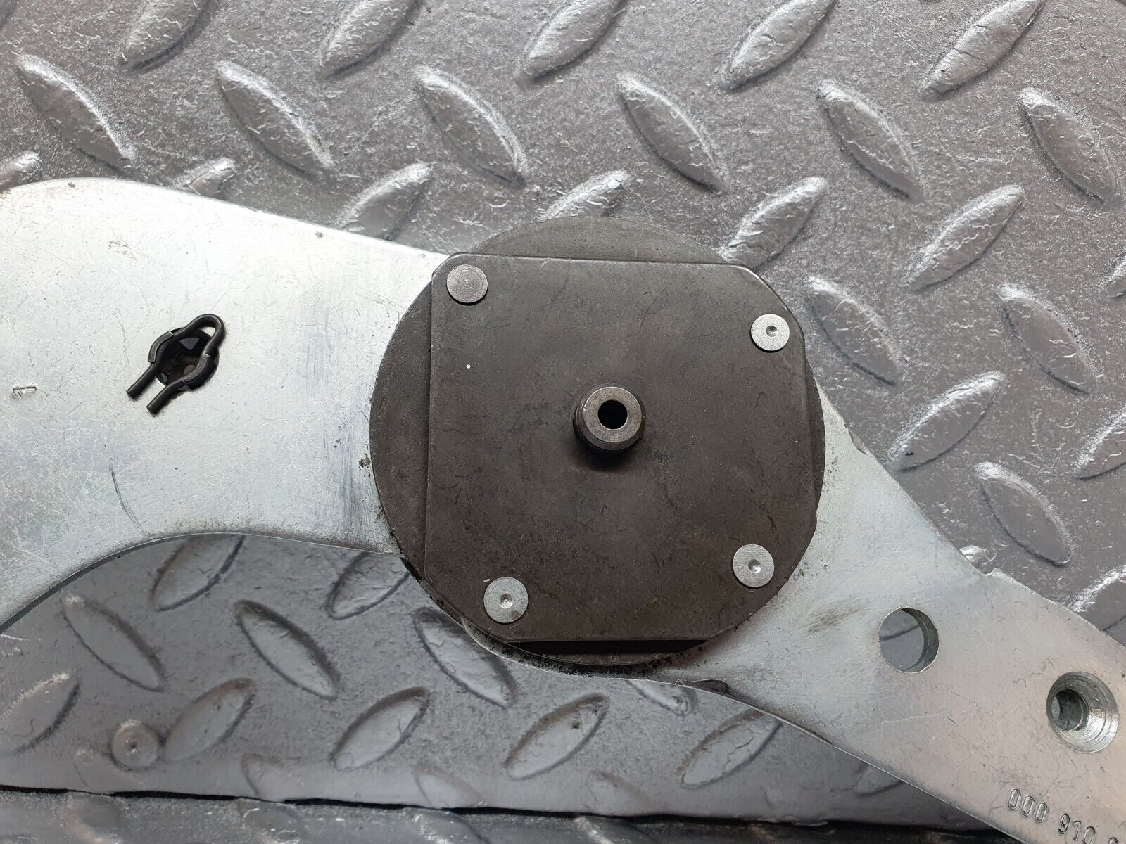 43332 Mercedes-Benz W108 280SE Front Left Seat Hinge Pair With Rod 0009106385 0009106886