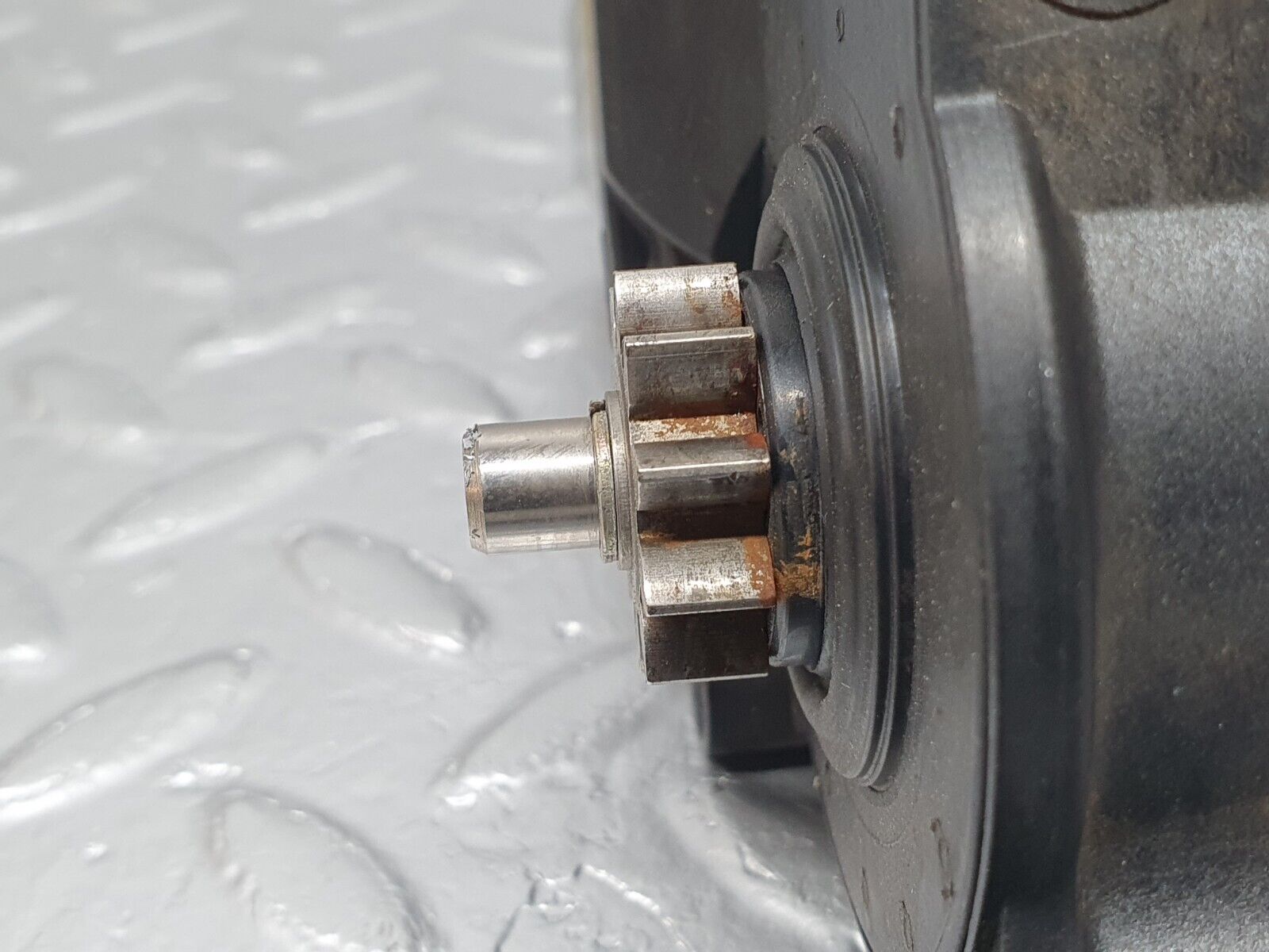 41911 Mercedes-Benz W202 C200 Window Regulator Motor Front Left Bosch 0130821703