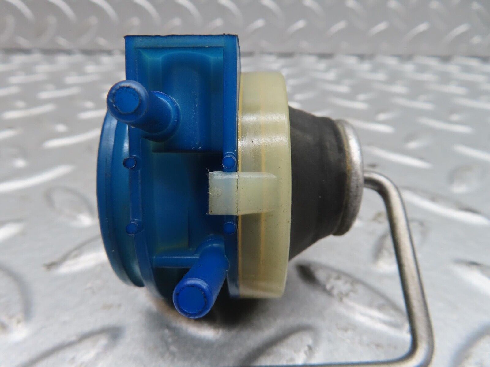 13908 Mercedes-Benz C107 280SLC Fuel Tank Flap Vacuum Lock Actuator