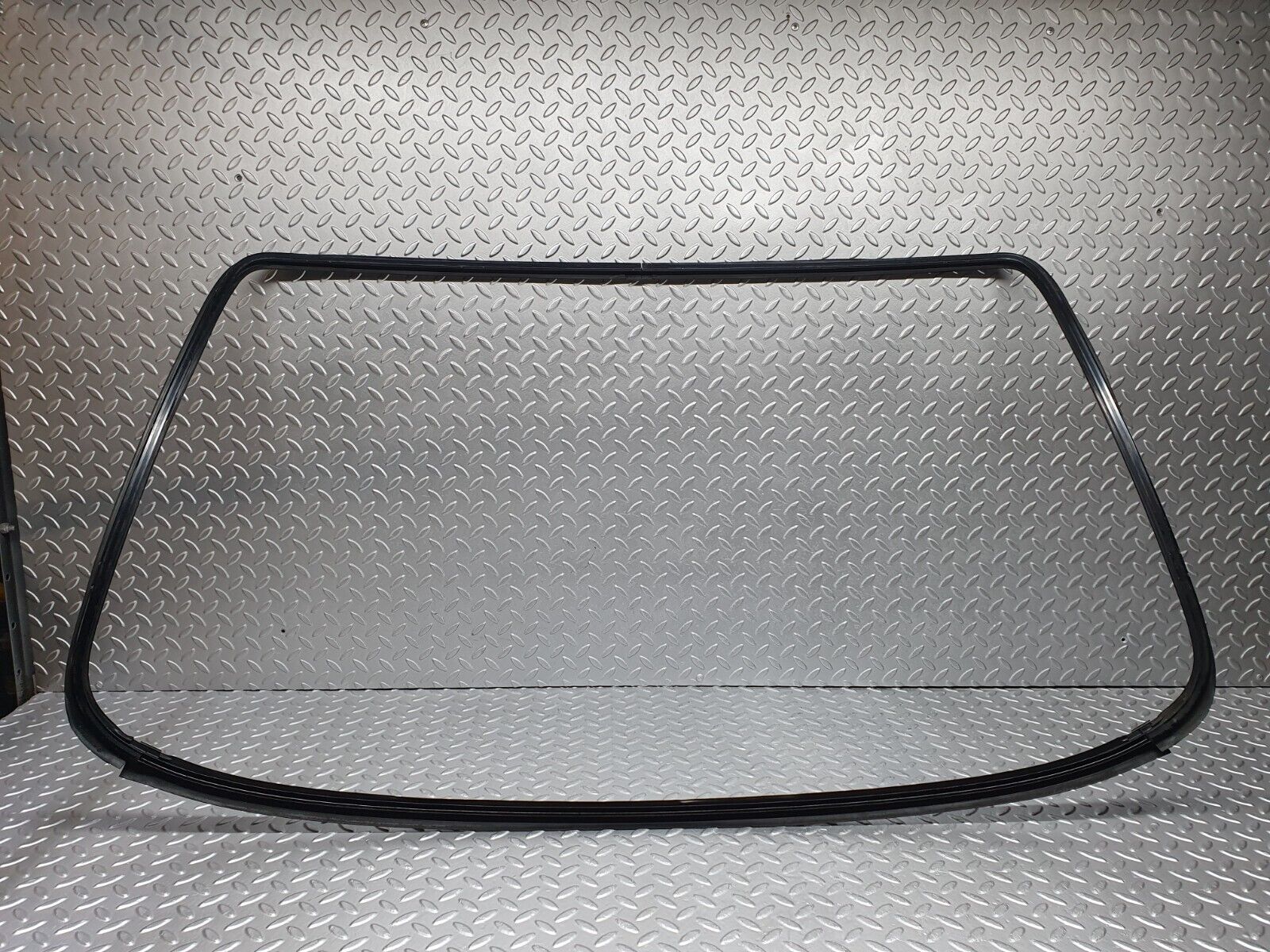 41932 Mercedes-Benz W202 C200 Rear Windscreen Frame 2026710236 2026710136