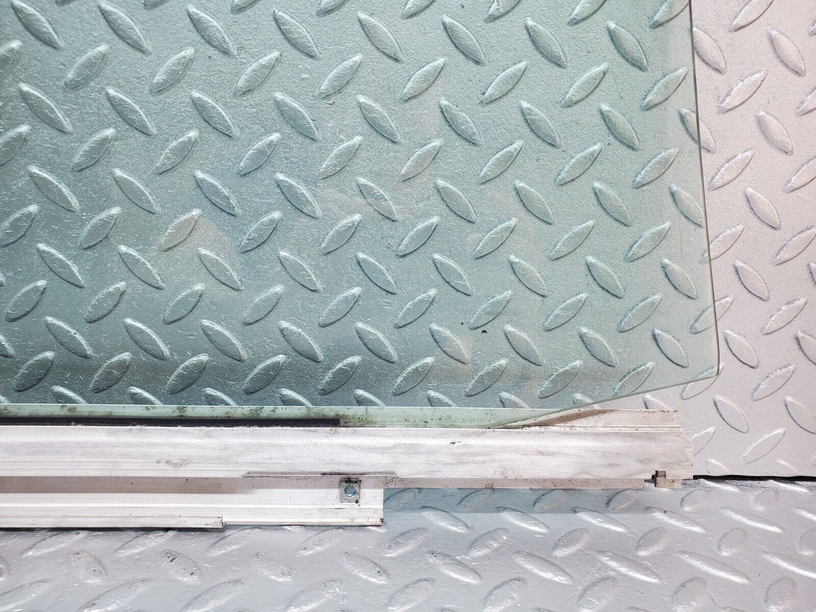 45801 Mercedes-Benz W126 420SE Front Left Door Window Glass