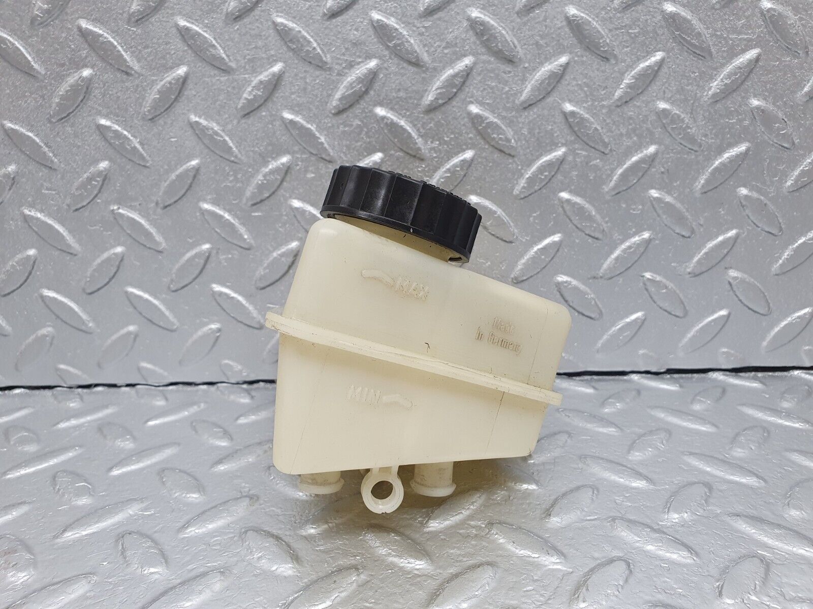 41823 Mercedes-Benz W202 C200 Brake Fluid Reservoir Tank 2024300302