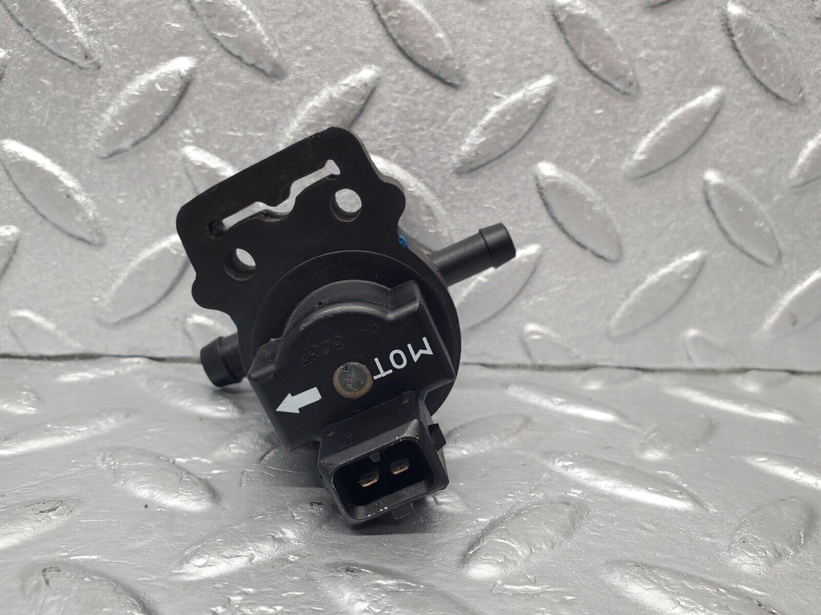 46789 Mercedes-Benz R129 320SL Coupe Fuel Regeneration Vacuum Valve 0004701593