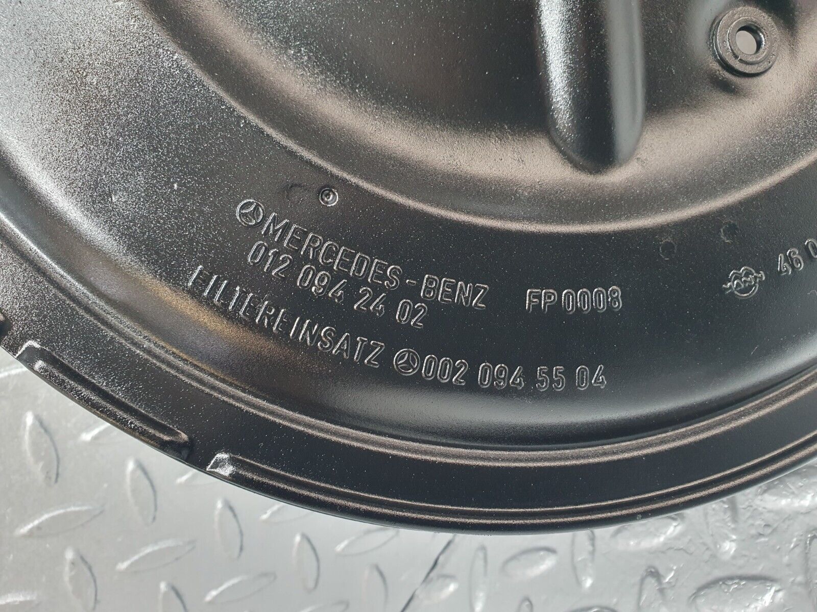 42818 Mercedes-Benz W201 190 2.0L Air Filter Box Housing Cap 0120942402