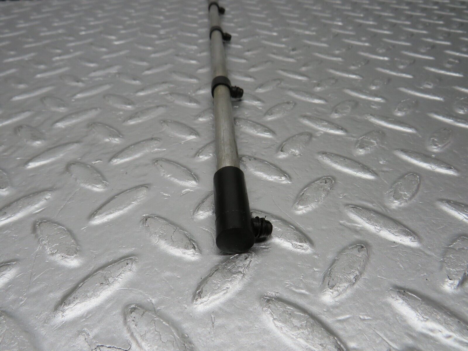 39158 Mercedes-Benz R107 500SL Camshaft Oil Tube