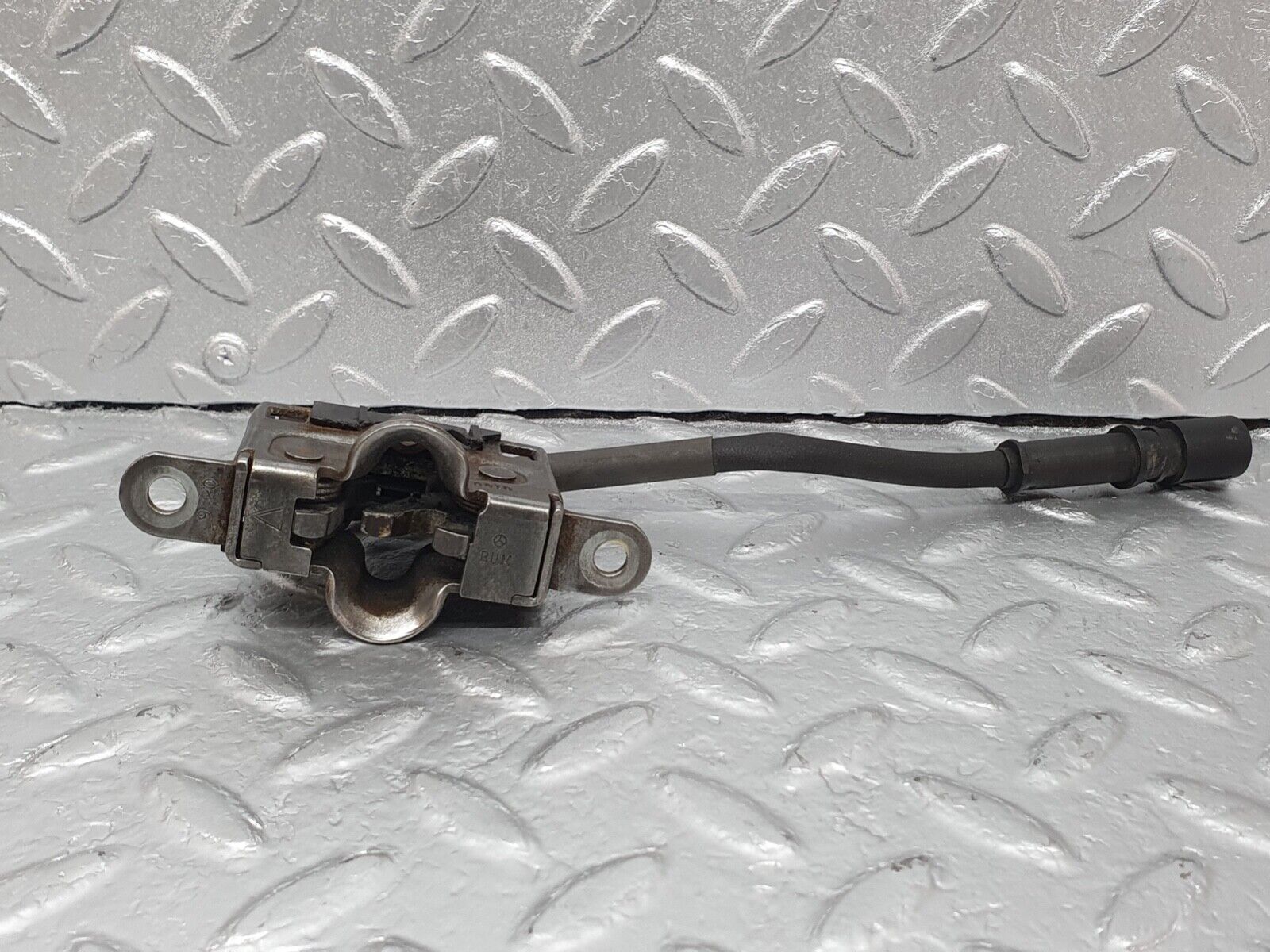 42018 Mercedes-Benz W202 C200 Bonnet Lock Latch 2028206210 2105402781