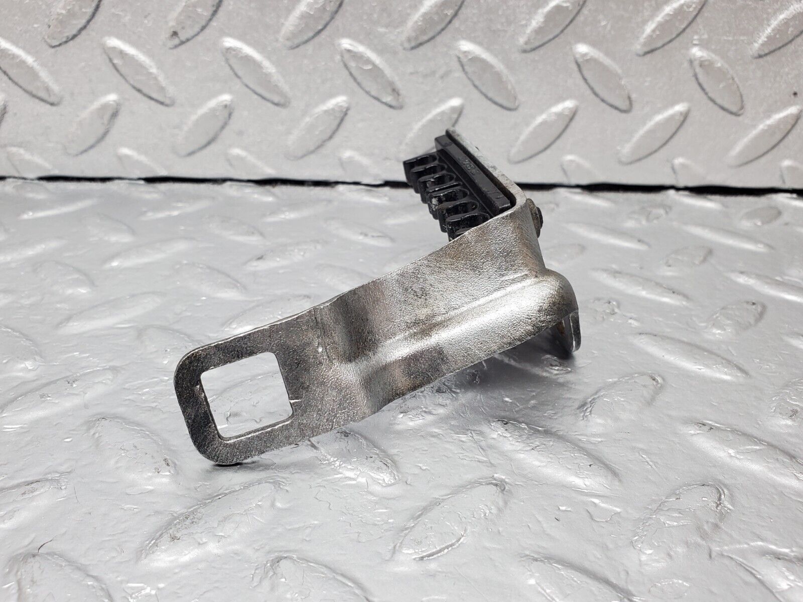 45445 Mercedes-Benz 280E M110.988 Accelerator Cable & Ignition Leads Holder 1101590540