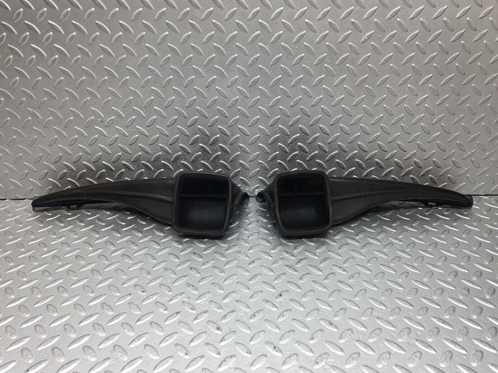 43886 Mercedes-Benz C123 230CE Coupe Air Duct Vent 2x 1238300219 1238300119