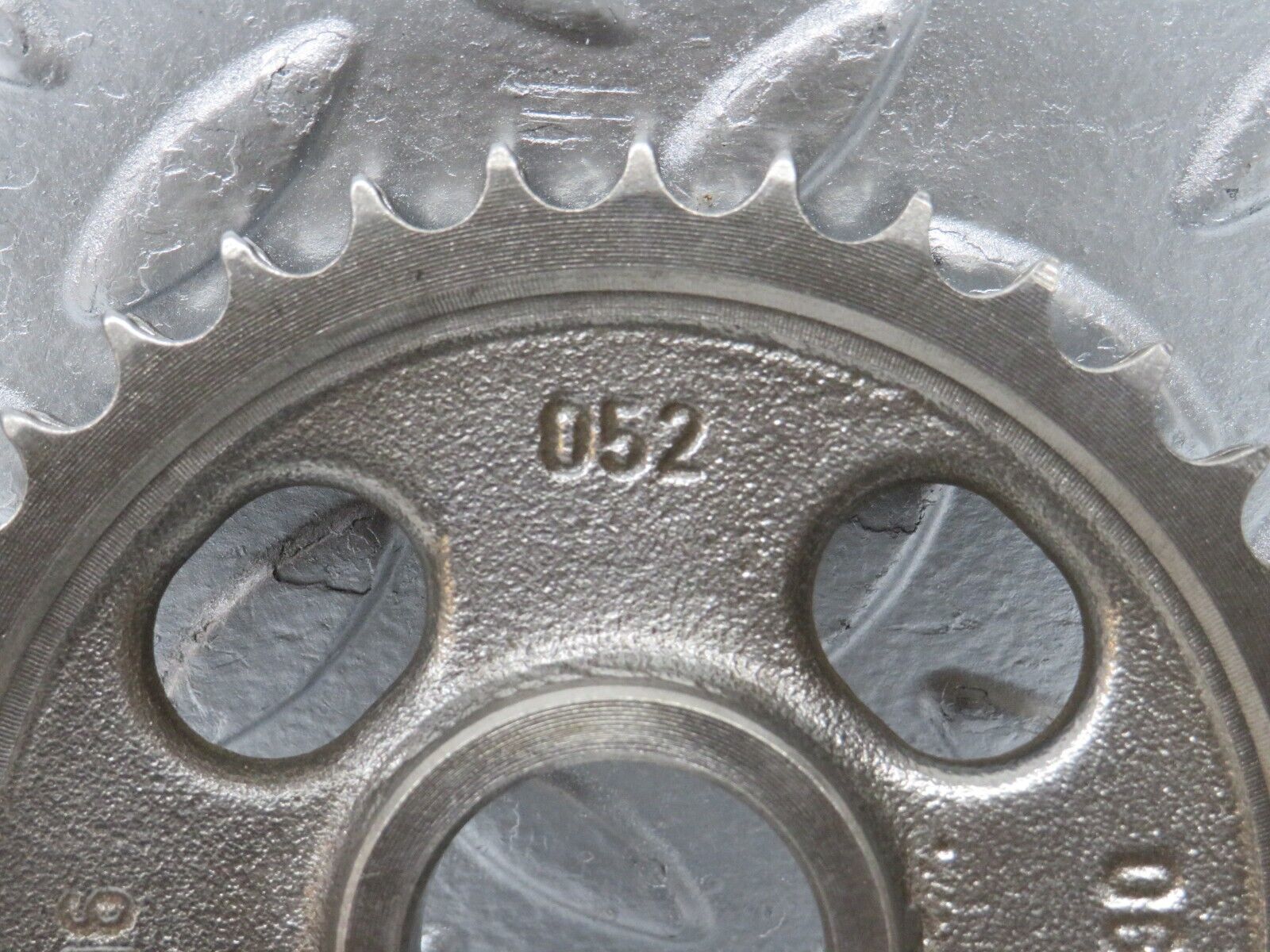 32949 Mercedes-Benz C107 R107 450 V8 Camshaft Timing Gear 1160520601