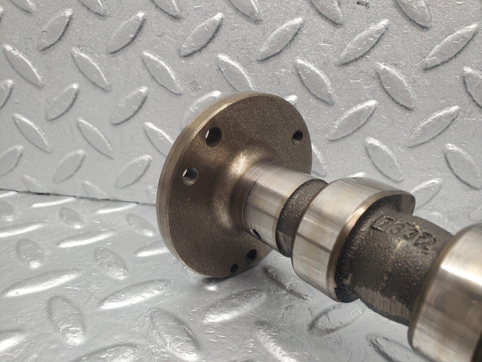 46222 Mercedes-Benz W124 280E Camshaft R1046301