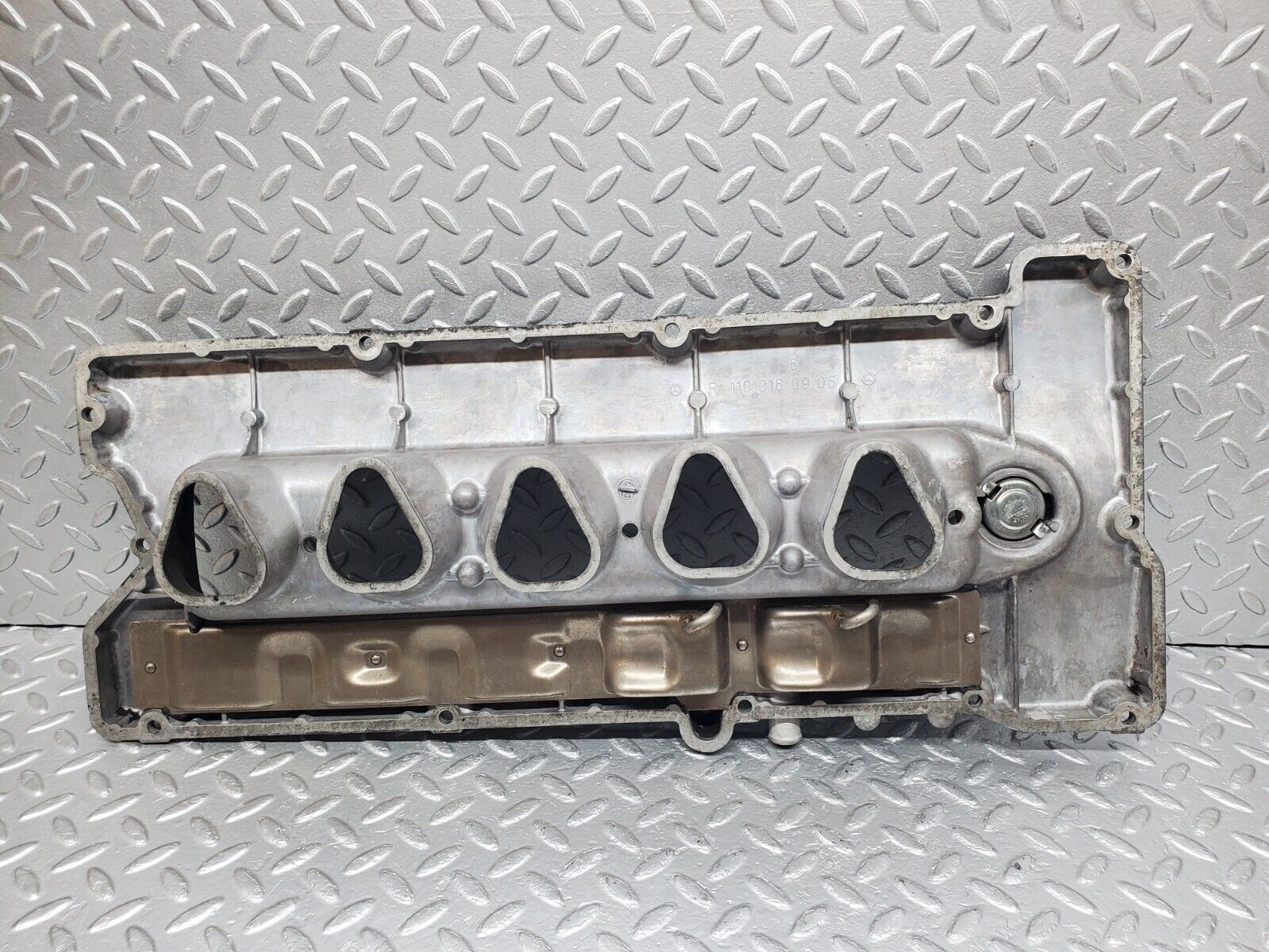 45437 Mercedes-Benz 280E M110.988 Cylinder Head Valve Cover 1100160905