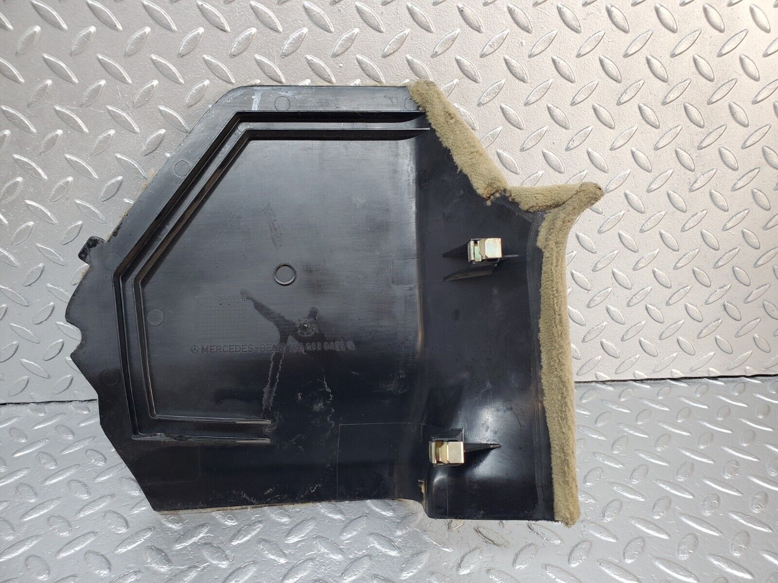 45692 Mercedes-Benz W126 420SE Front Right Kick Panel Beige 1266880406