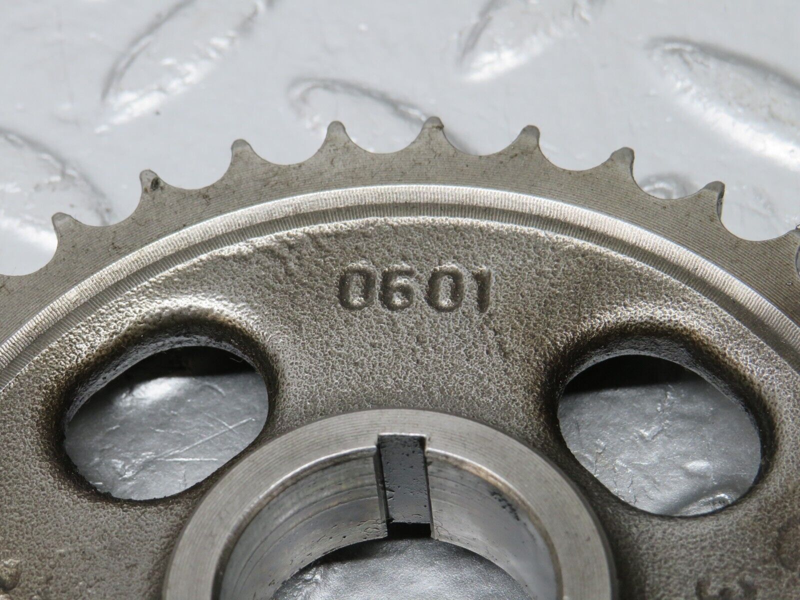 32948 Mercedes-Benz C107 R107 450 V8 Camshaft Timing Gear 1160520601