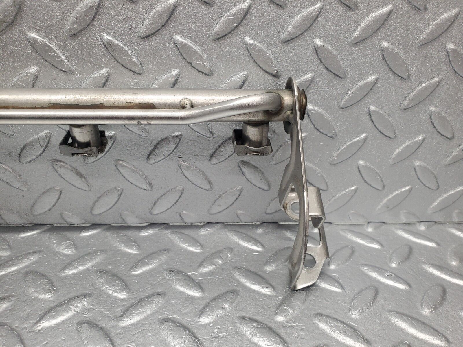 46173 Mercedes-Benz W124 280E Fuel Injector Rail With Pressure Regulator 0000781589