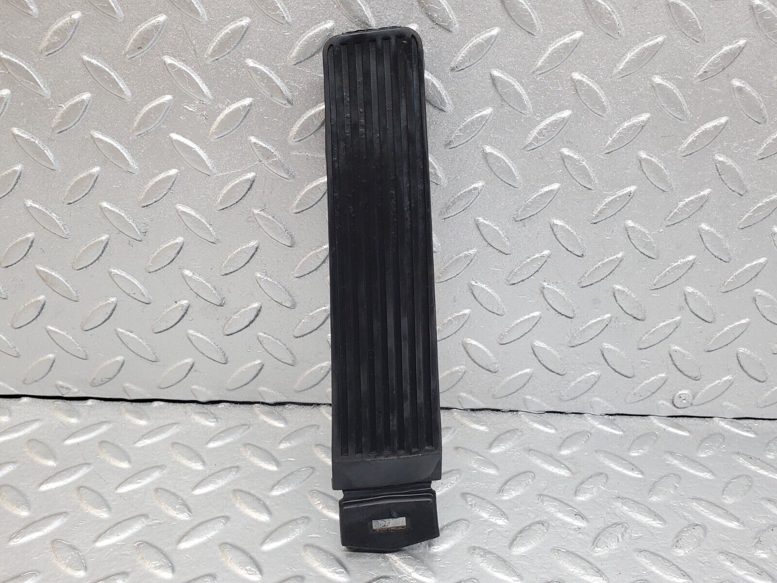 44722 Mercedes-Benz W124 220E Accelerator Pedal With Rubber 1233010082 1263000504